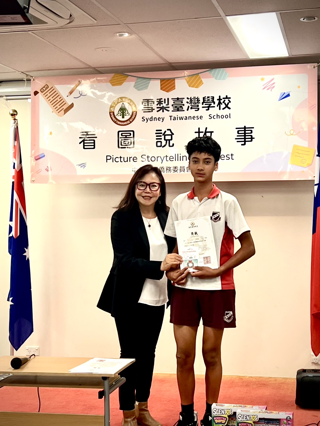 中心班的李凱白同學才學習華語文1年半左右，但很流利的講述在臺灣阿嬤家吃年夜飯及拿紅包包的經驗，豐富的情感表達，而獲得佳作獎項。 