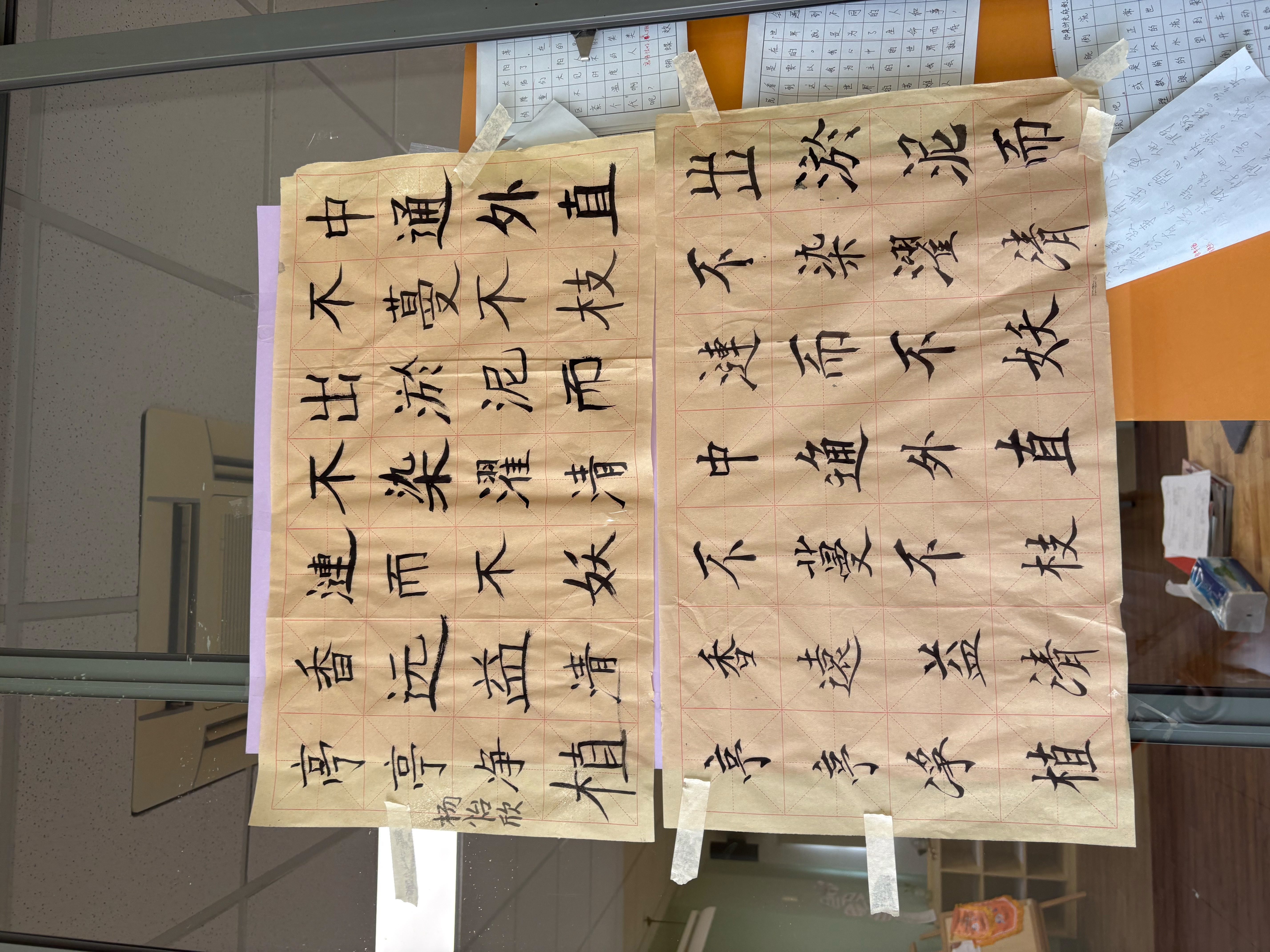 書法與文學欣賞 學生臨摹《愛蓮說》，並將作品展示於校園，體驗漢字的美感與文學精神
