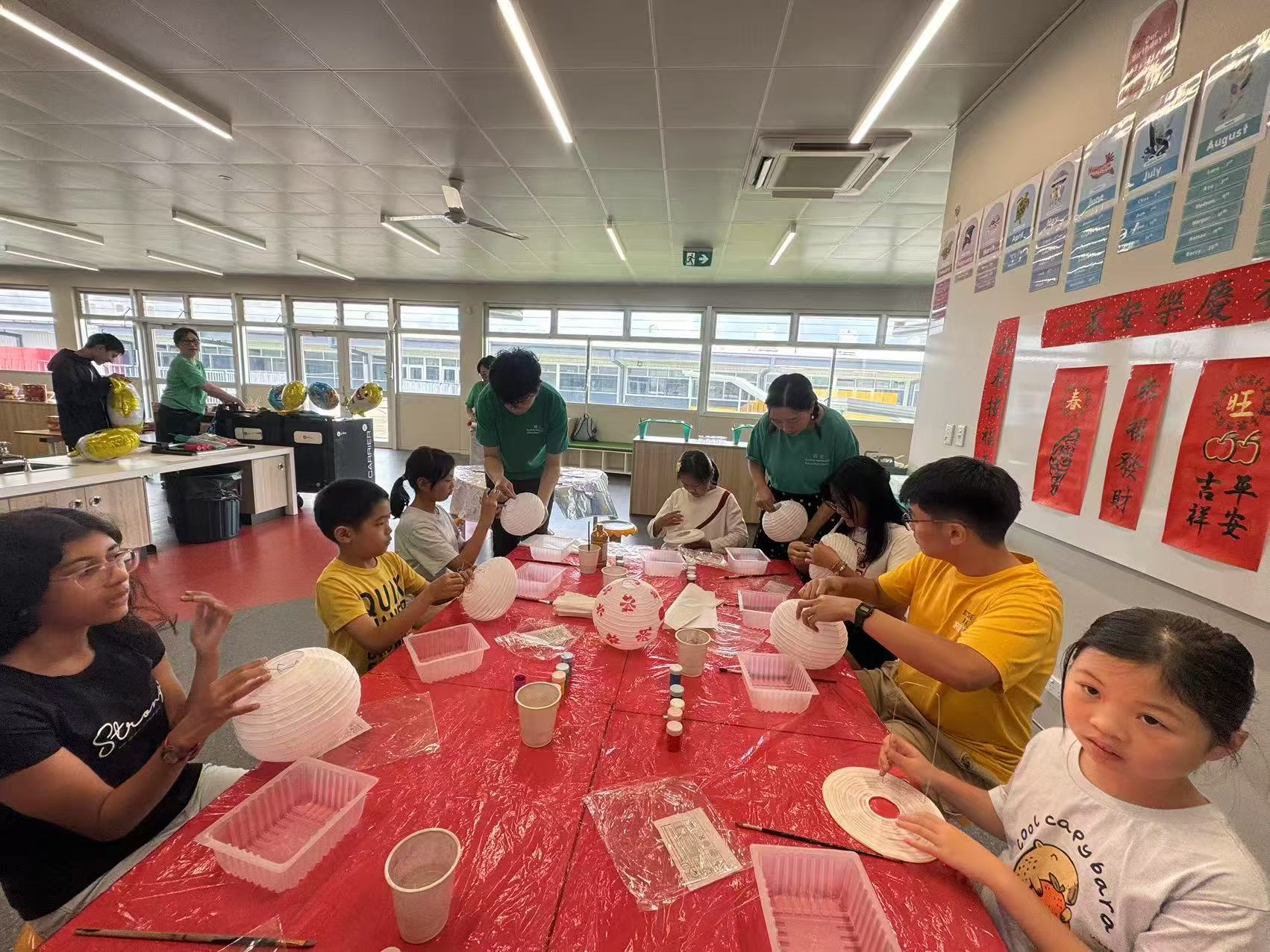 學生專心進行燈籠彩繪，在色彩與創意中體驗台灣新年的傳統工藝。