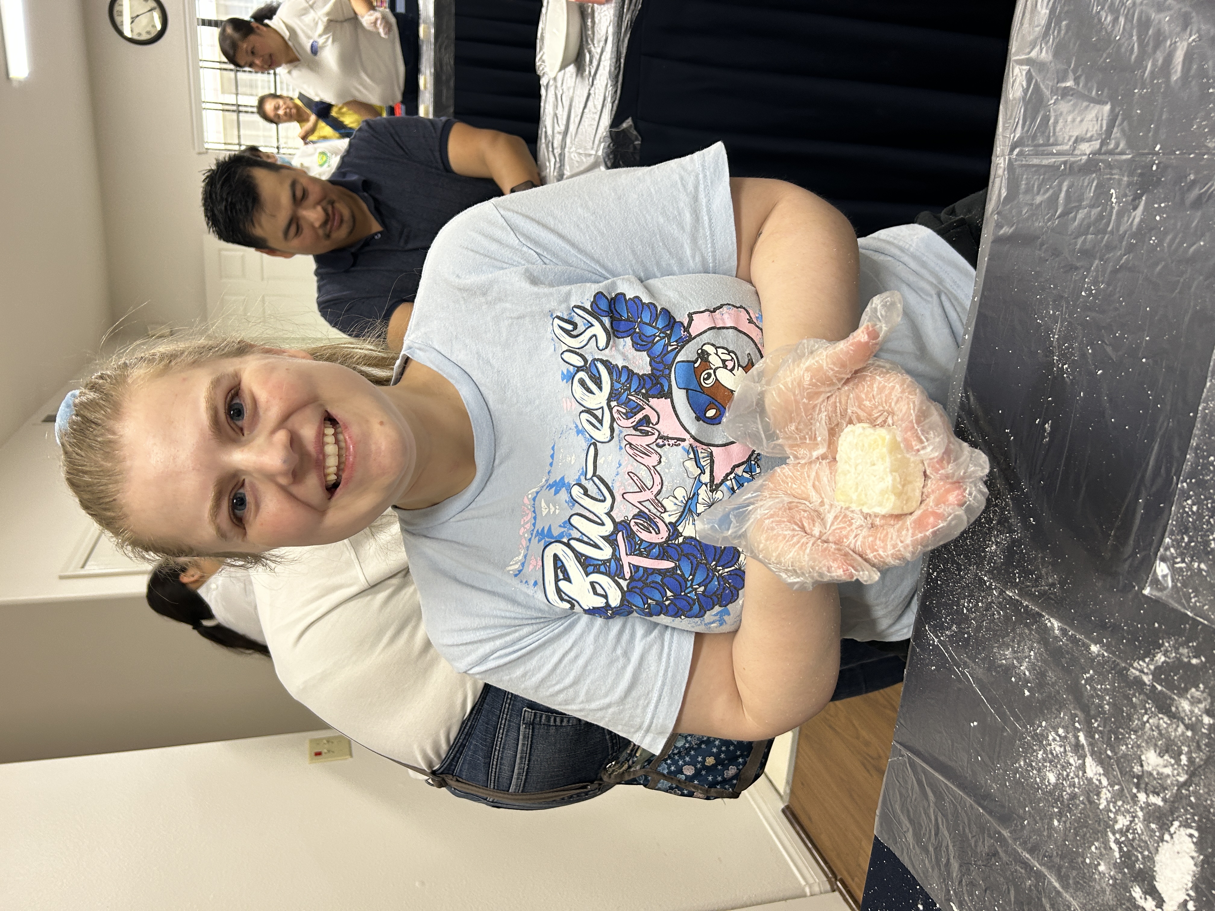 第一次接觸月餅製作的學生覺得新奇又有趣