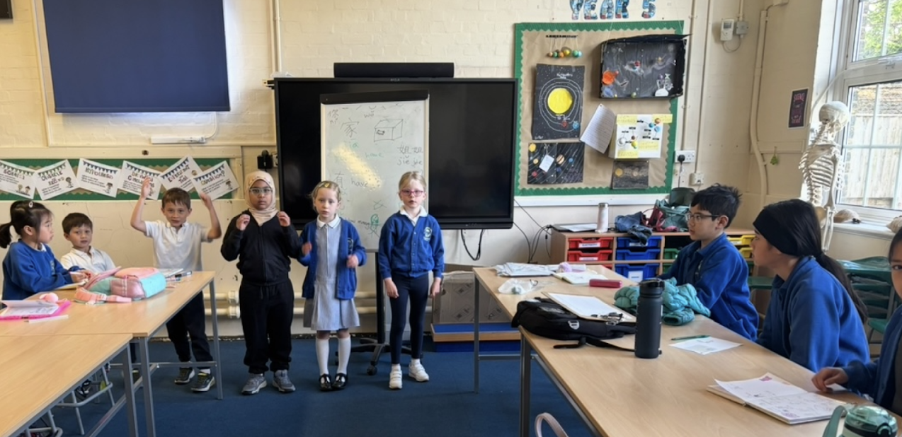 透過小組合作唱遊，孩子們能在互動中學習語言與音樂，提升合作與表達能力