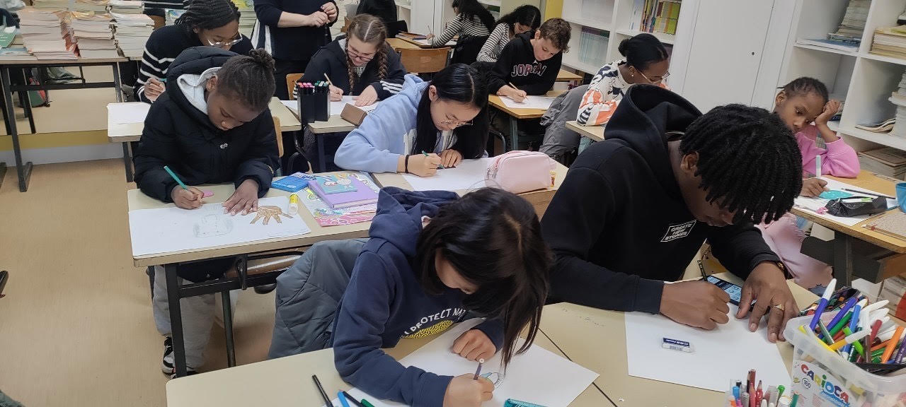 學員們專心全力參與漢字創意繪畫比賽