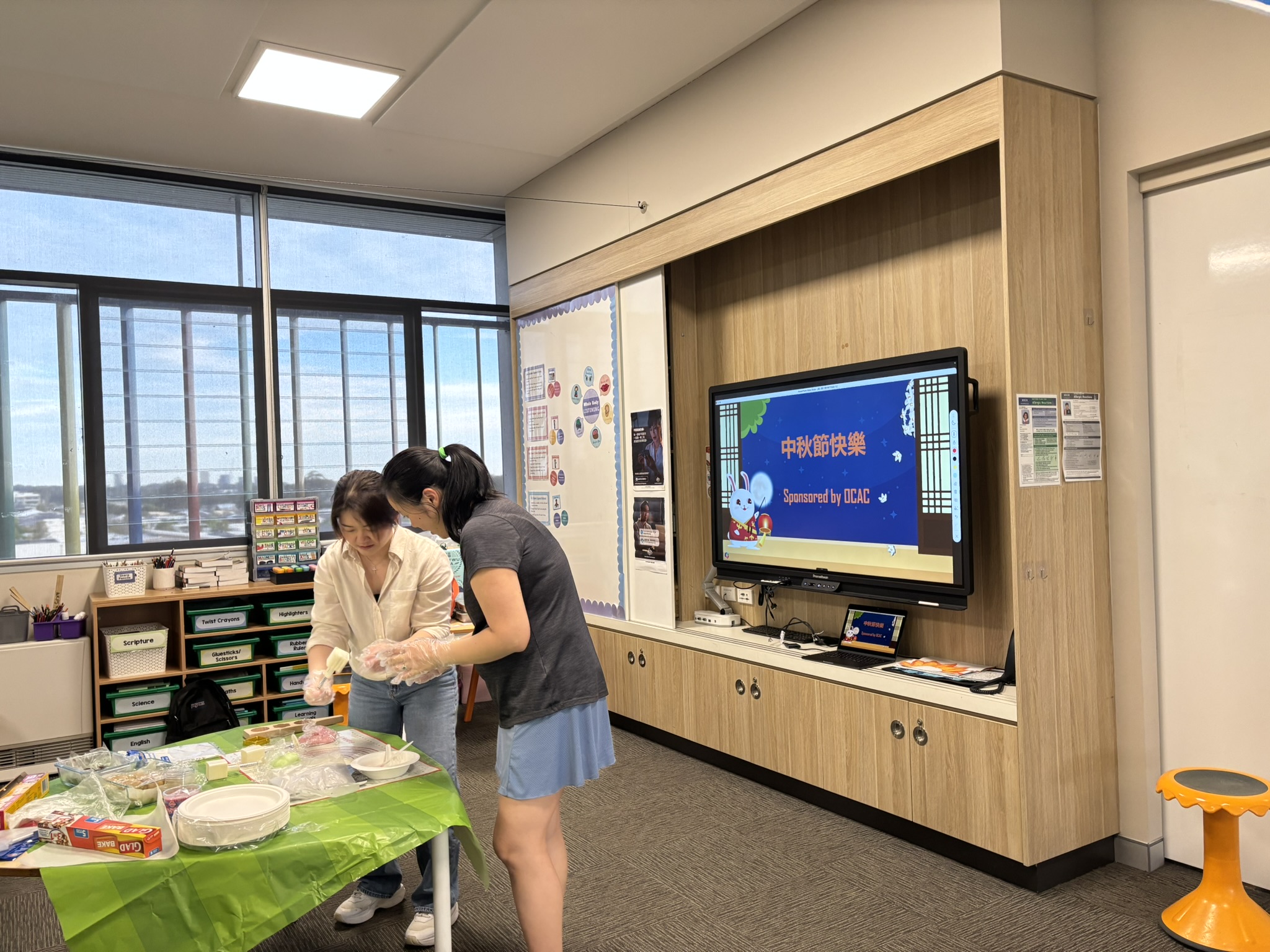 教師示範冰皮月餅製作，帶領學員體驗中秋傳統習俗。