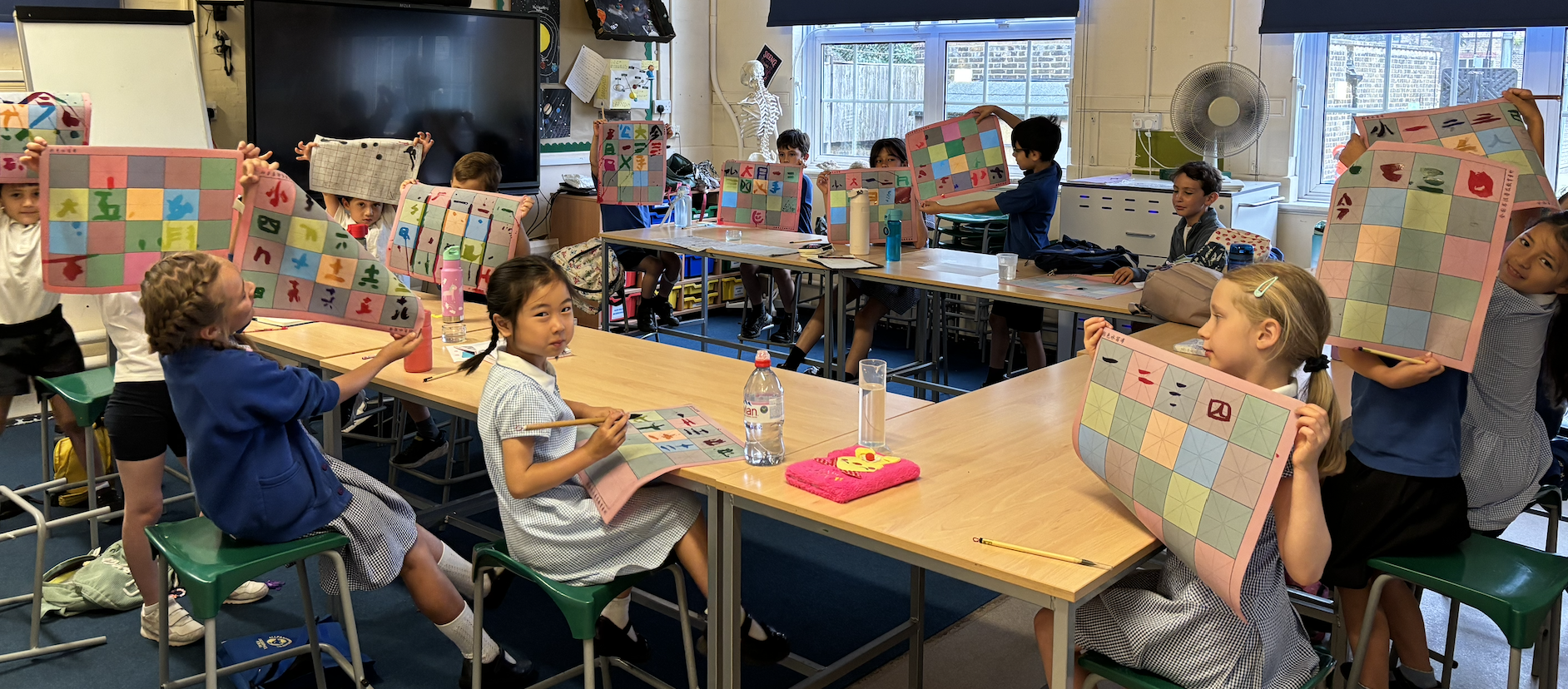 小朋友們很熱情地展示他們的書法，分享彼此的努力與成果。