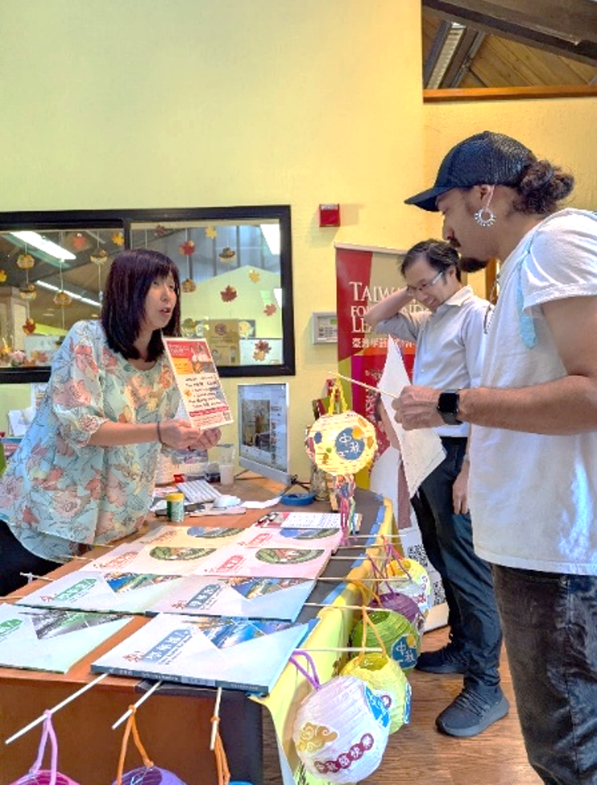 小狀元校區主任黃心怡熱情向招生會來賓介紹課程內容、深入分享。