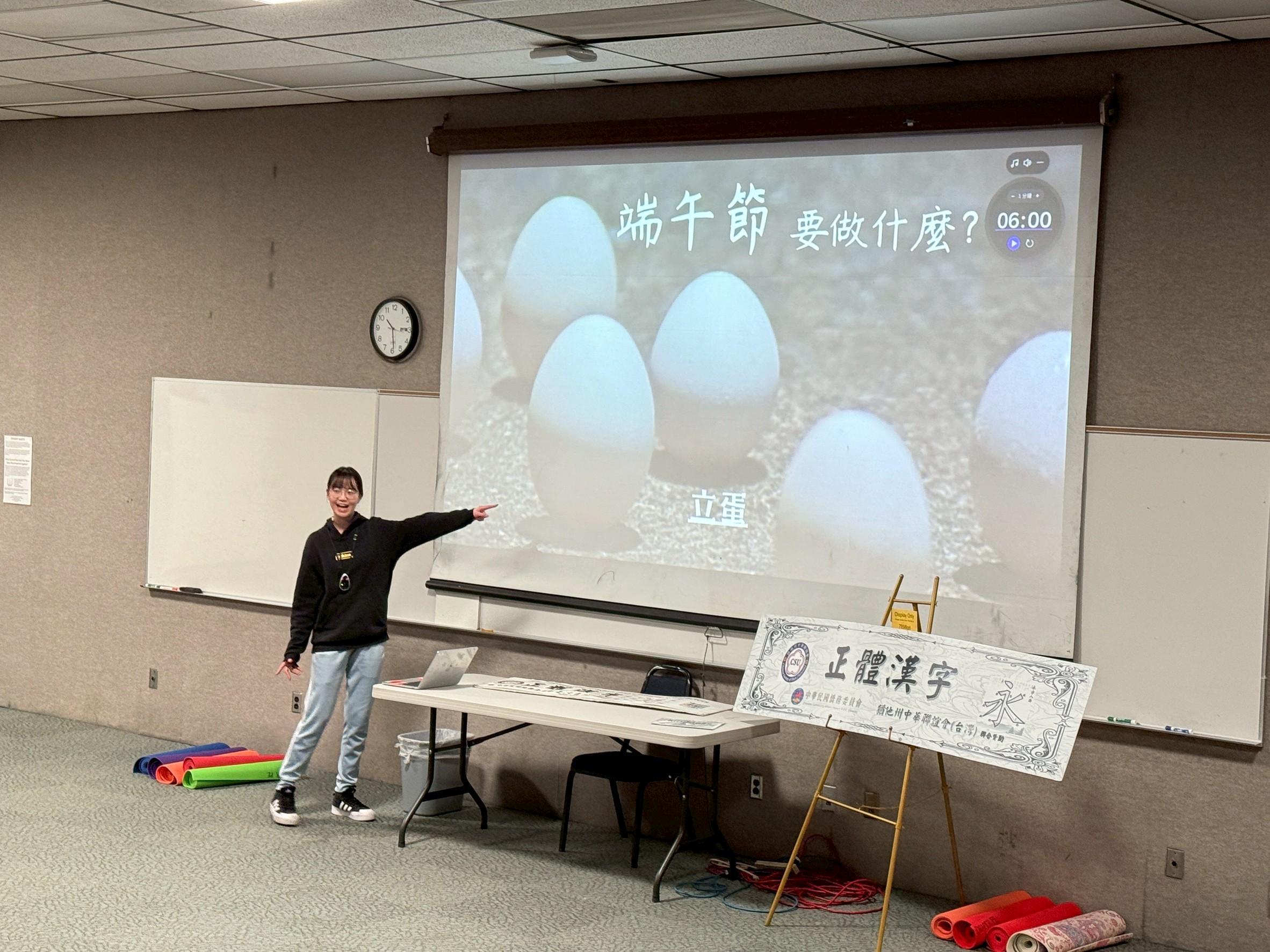 黃銘暄同學為猶他州德柏國小學生介紹端午節有趣的立蛋民俗活動