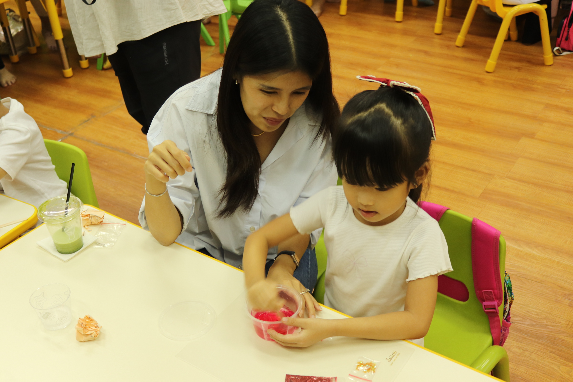 親子合作動手製作屬於自己的「史萊姆」。