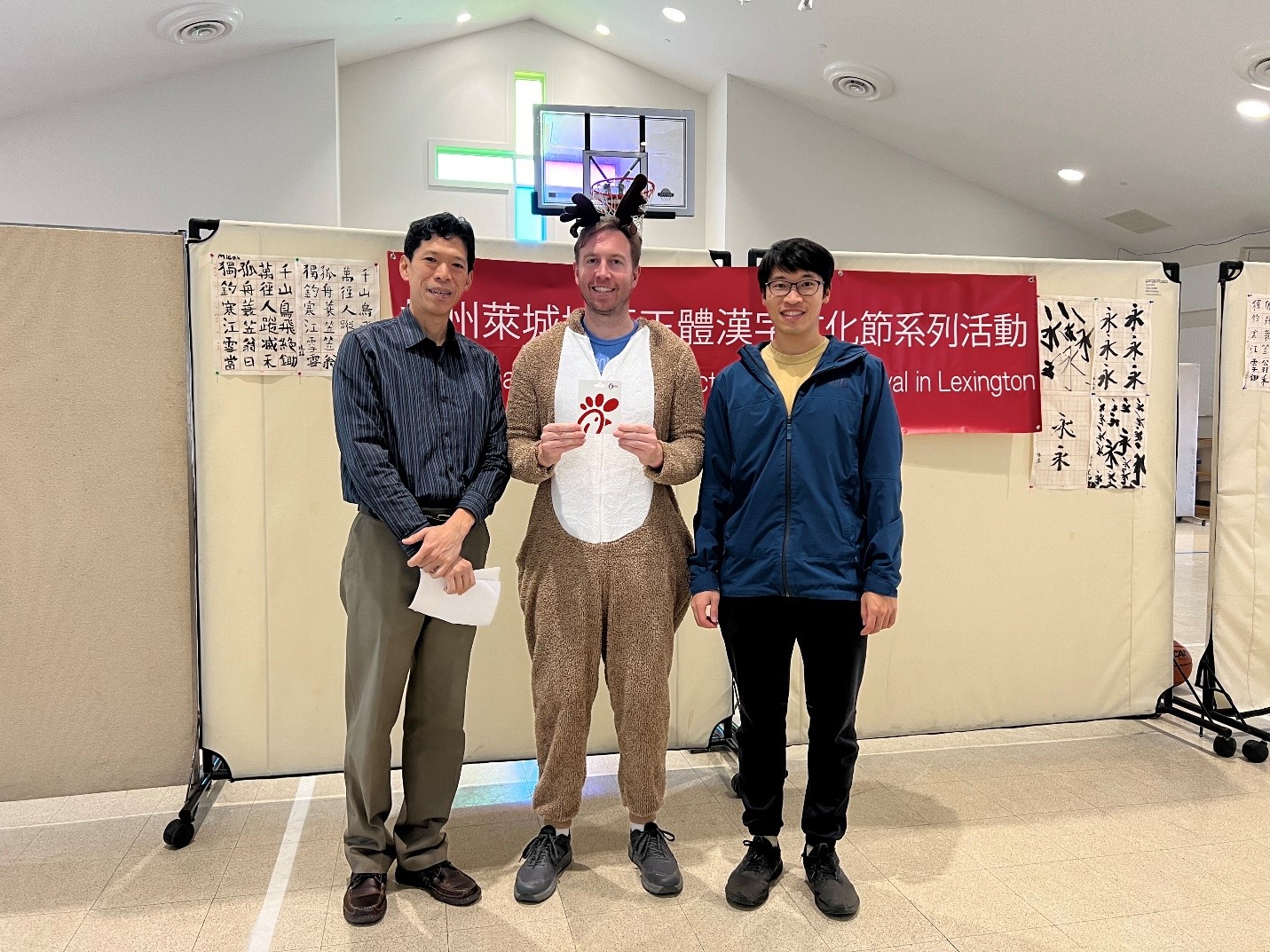 會話班書法比賽第一名學生與老師合照