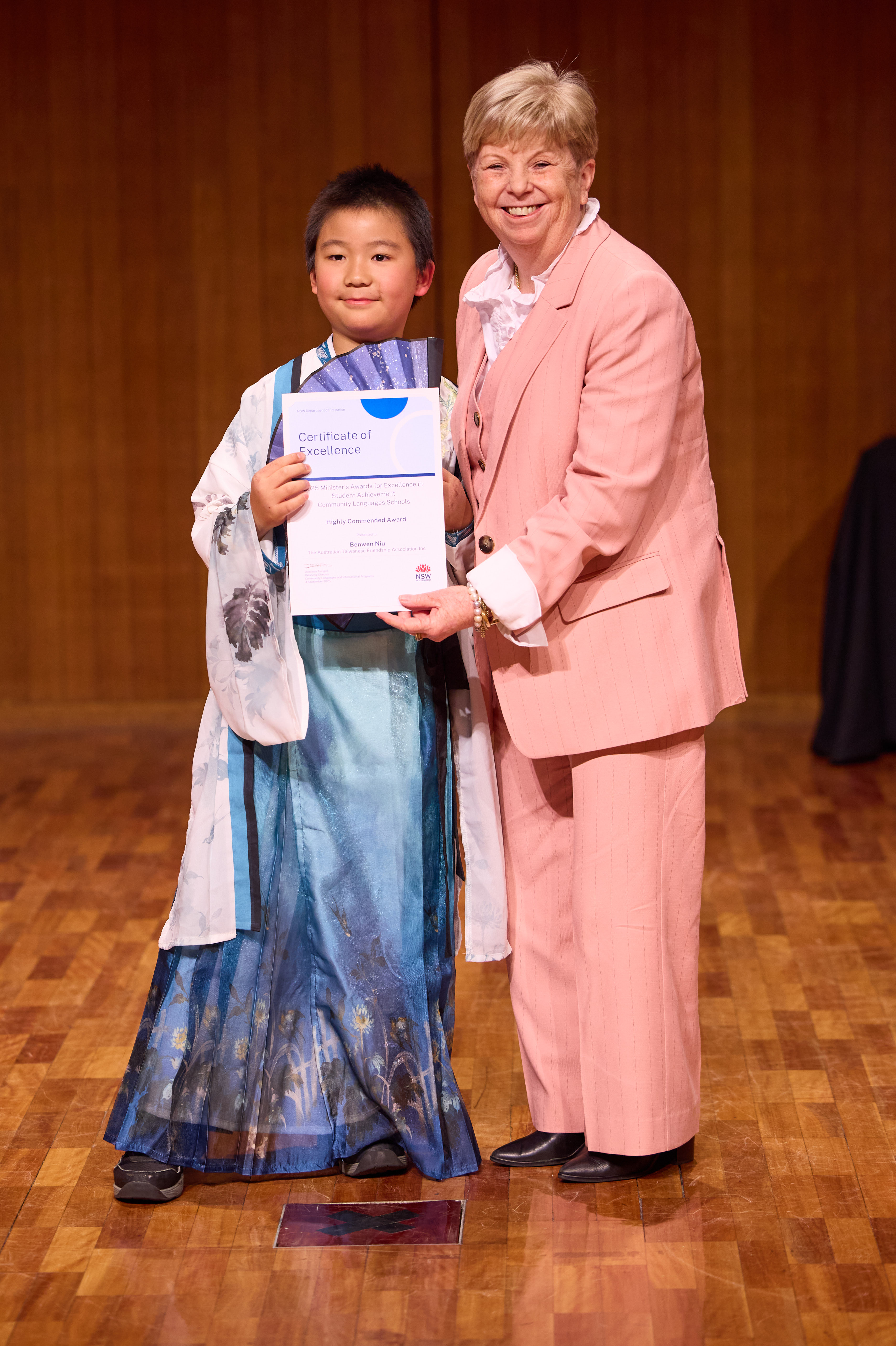 3. 牛本文穿上中華傳統服飾在上台接受頒獎。