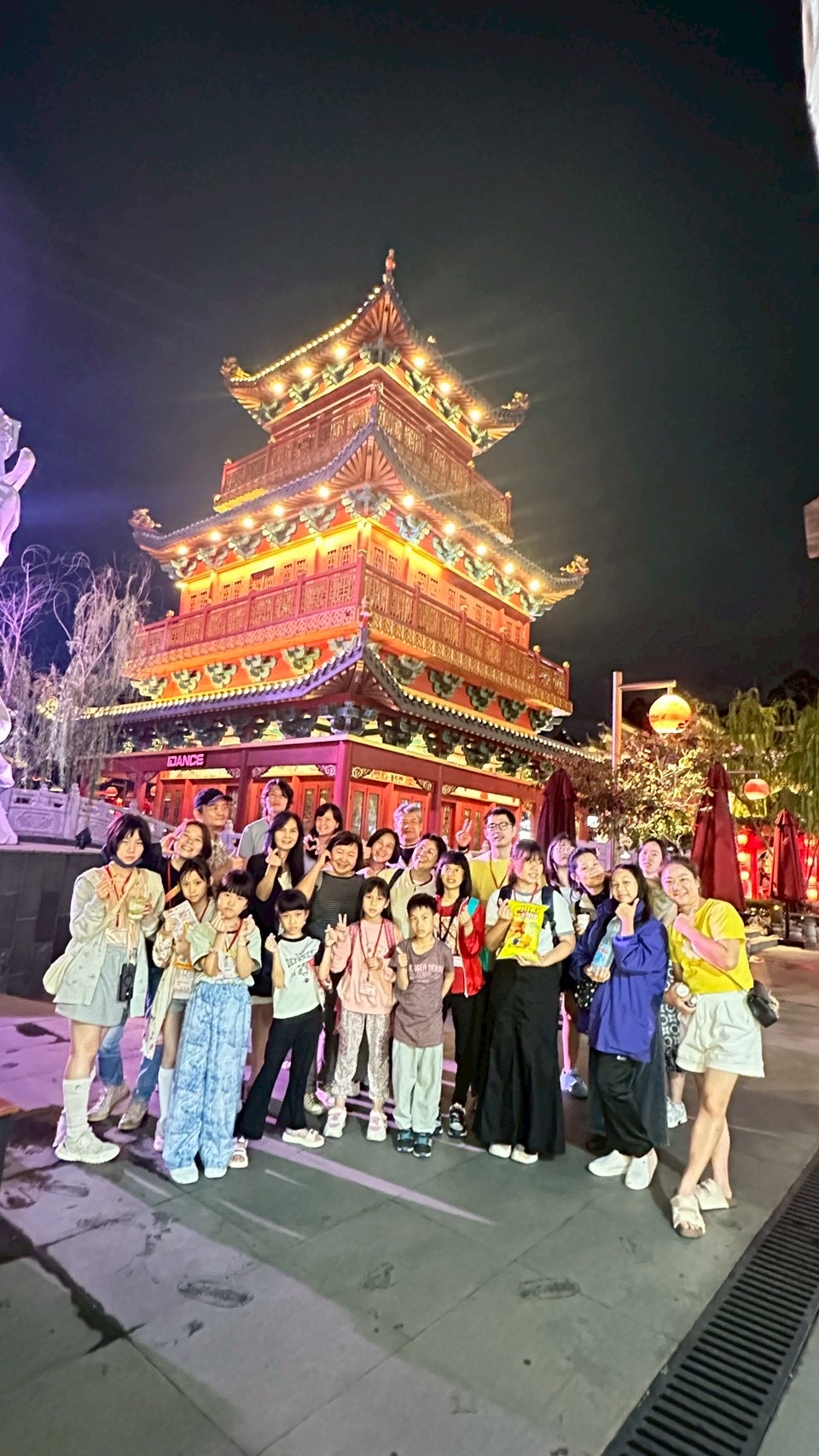 於老上海廣場合影