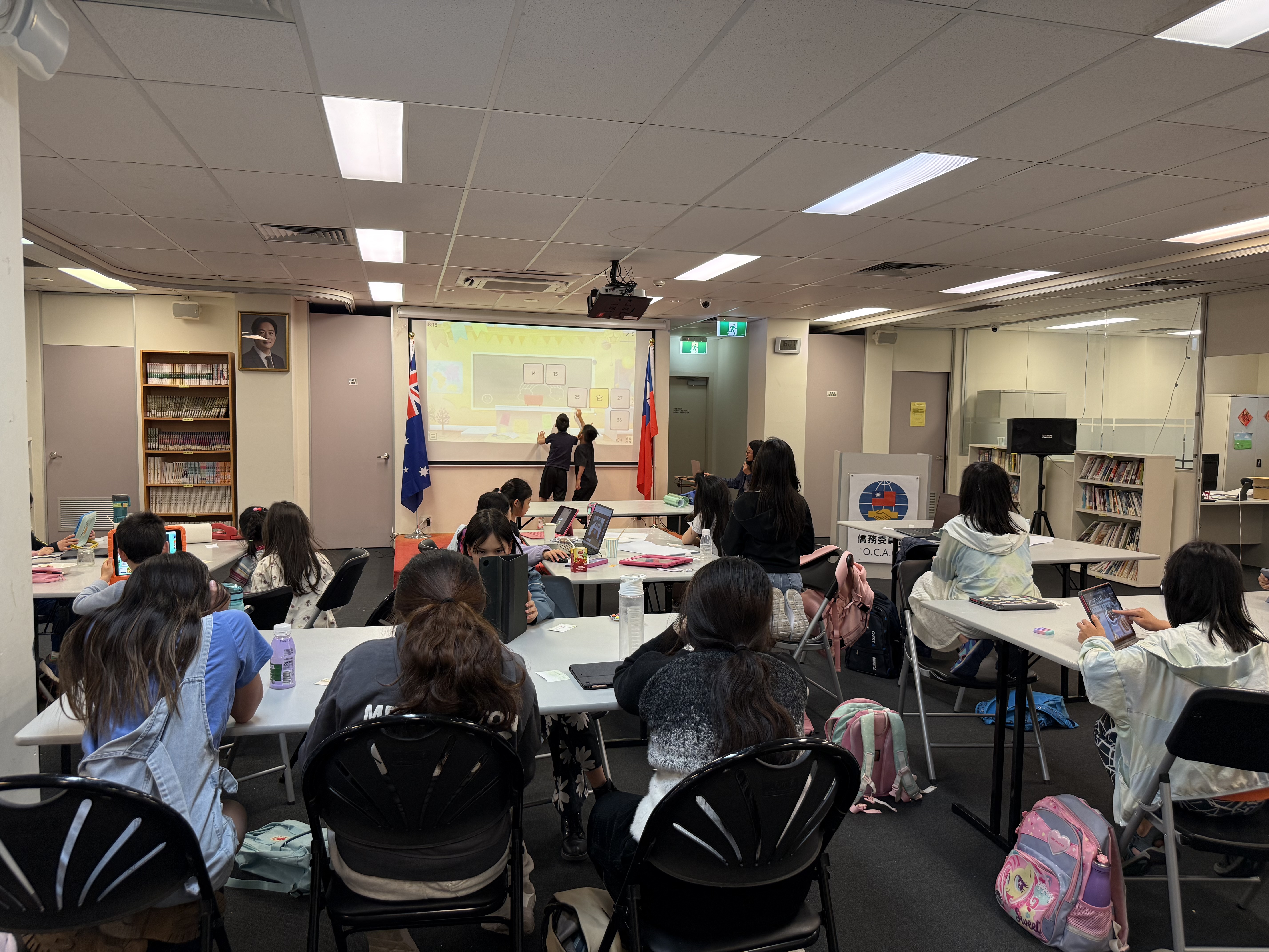 同學透過不同的中文學習軟體, 從線上玩到線下, 玩得不易樂乎,  非常盡興，三天中無形中增加了5%至10%的中文詞彙量。