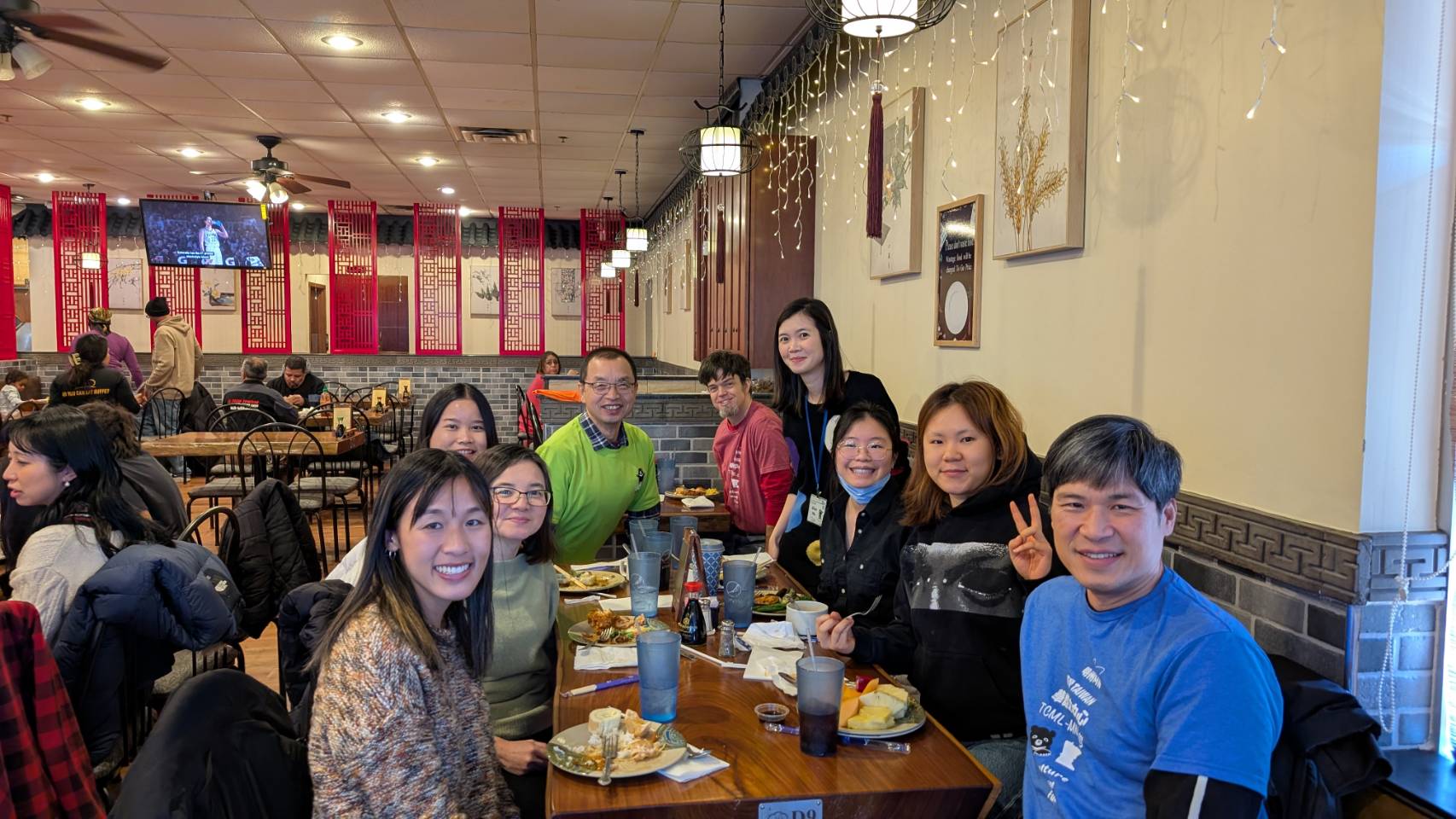 中心安排謝師宴，由行政團隊與全體教師共同參與