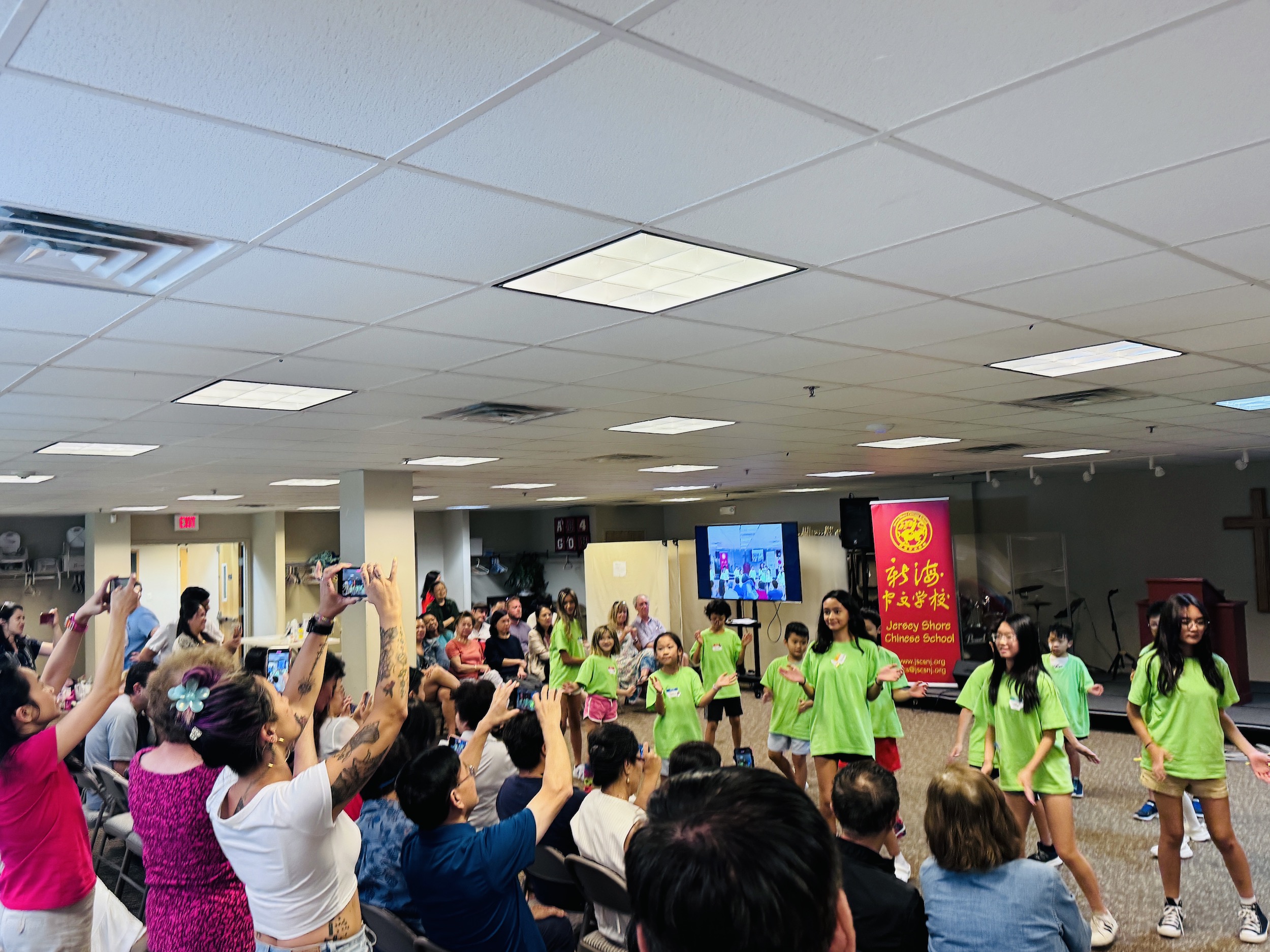 家長們開心地看學員們的表演