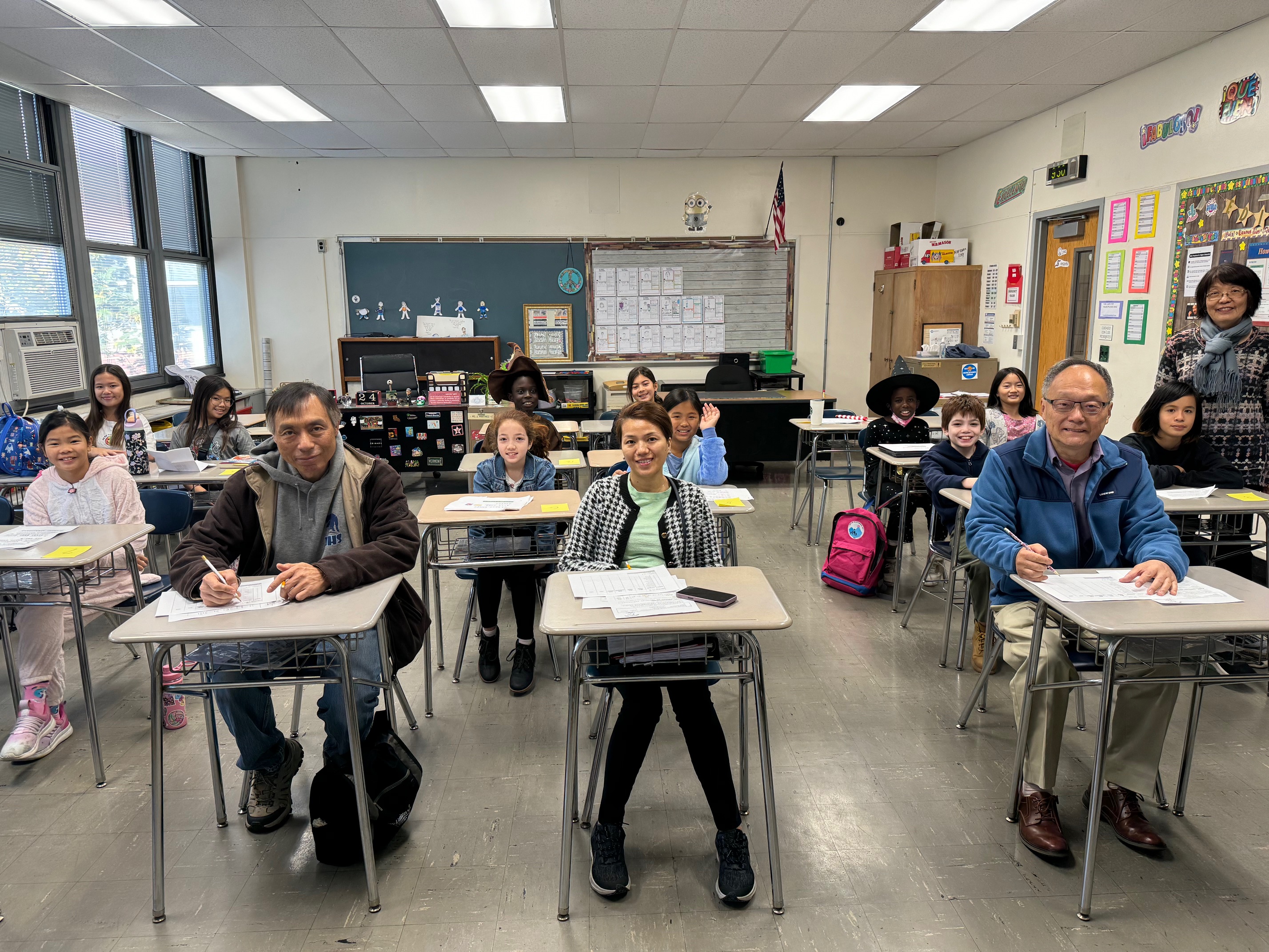 中年級組裁判(右起陳永承, 陳晨和劉銘),主持人(張晶潔老師) 和部分參賽學生賽前合.