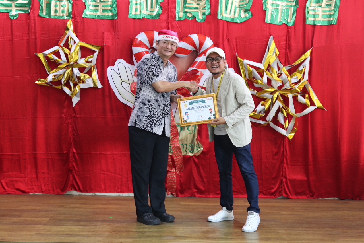 張晉福校長代表本校接受協會代表致贈感謝狀