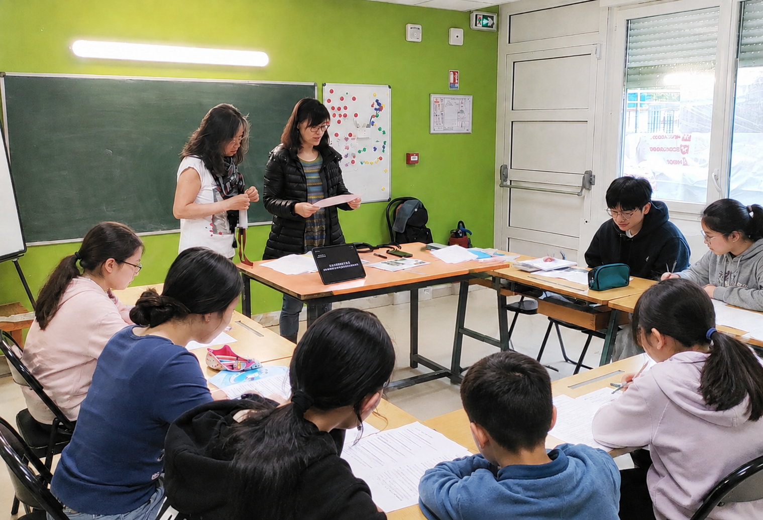 學生認真學唱中文歌曲