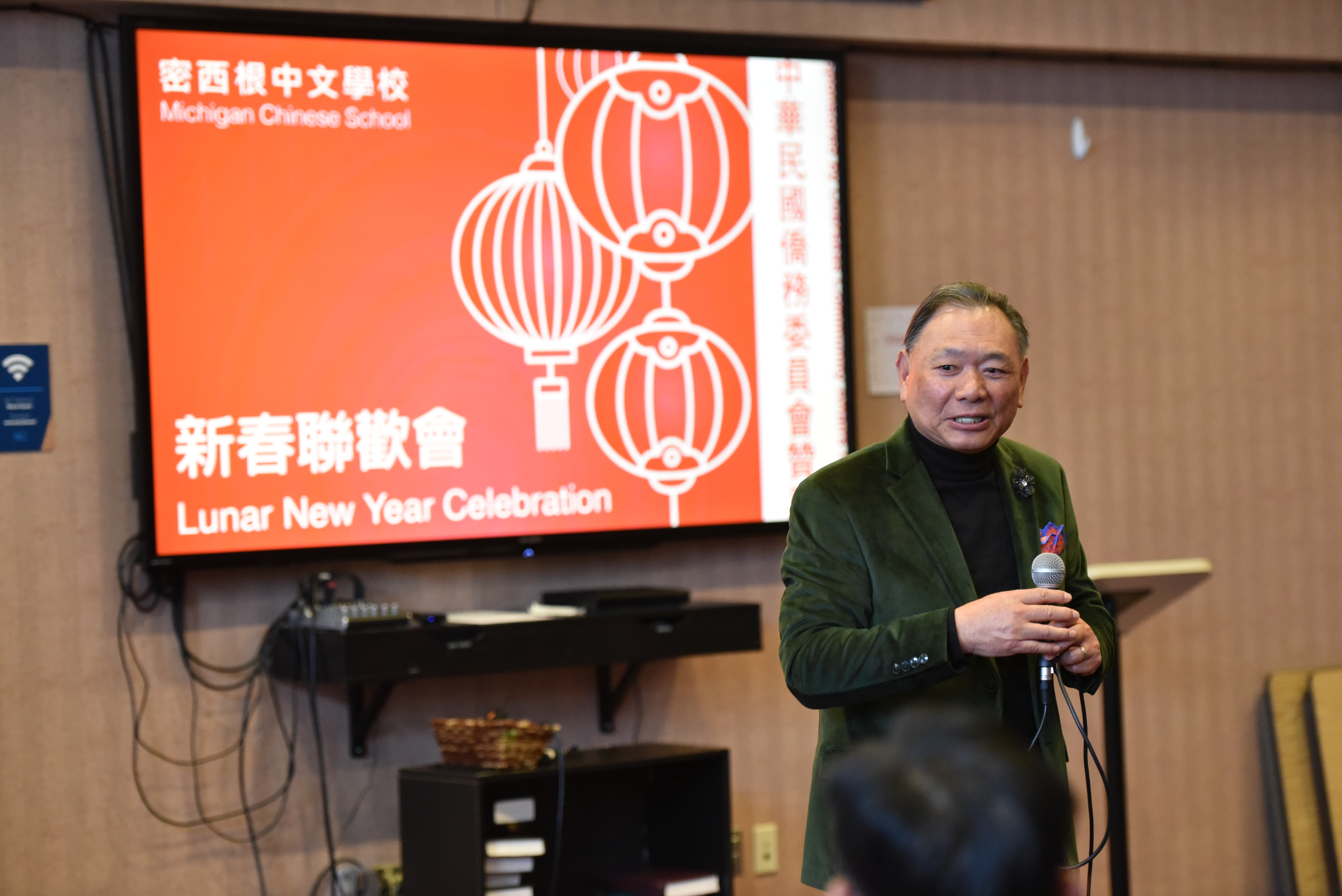 密西根僑務諮詢委員李維灝先生向全體師生家長們拜年