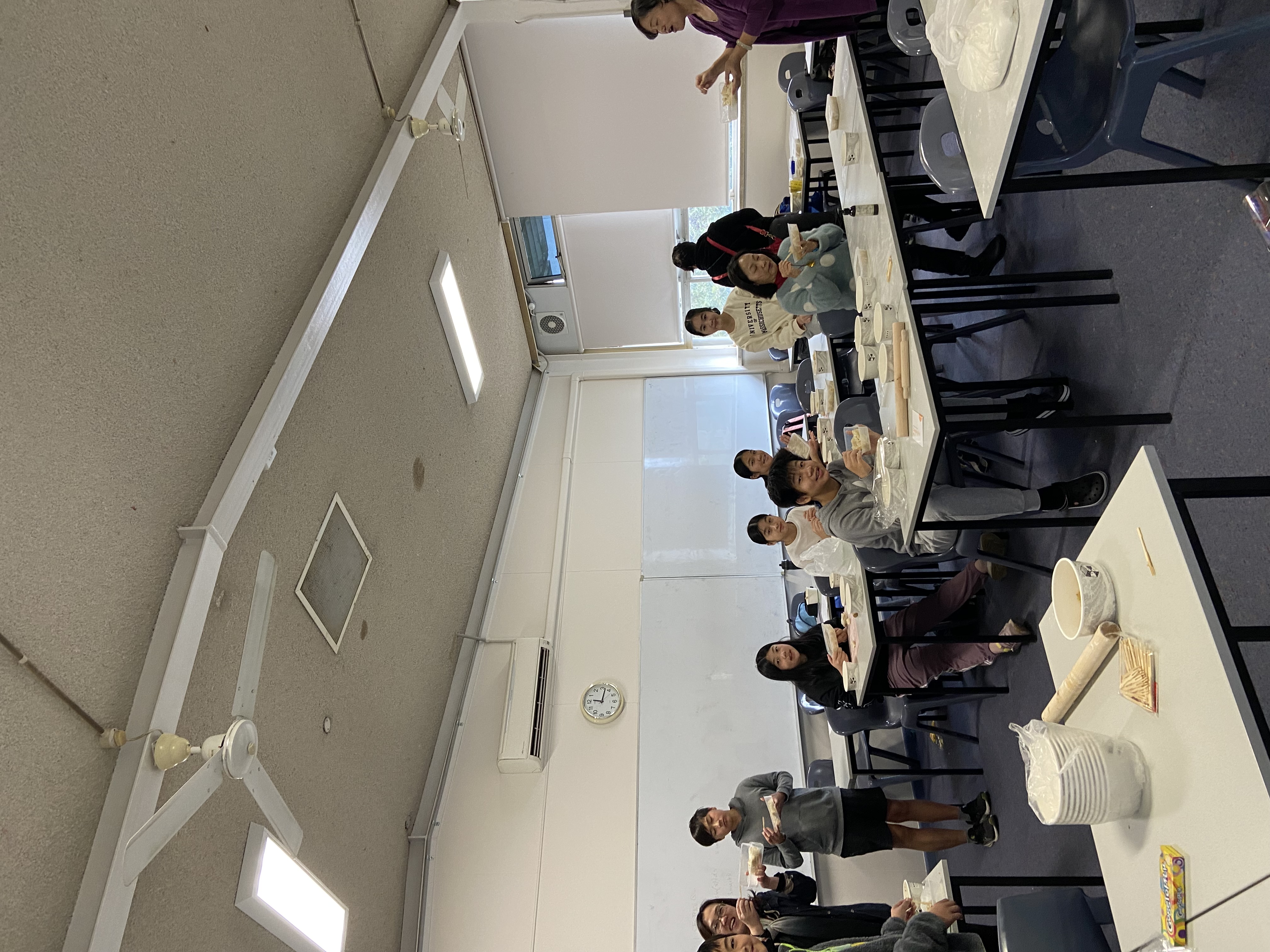 學生們品嚐水餃