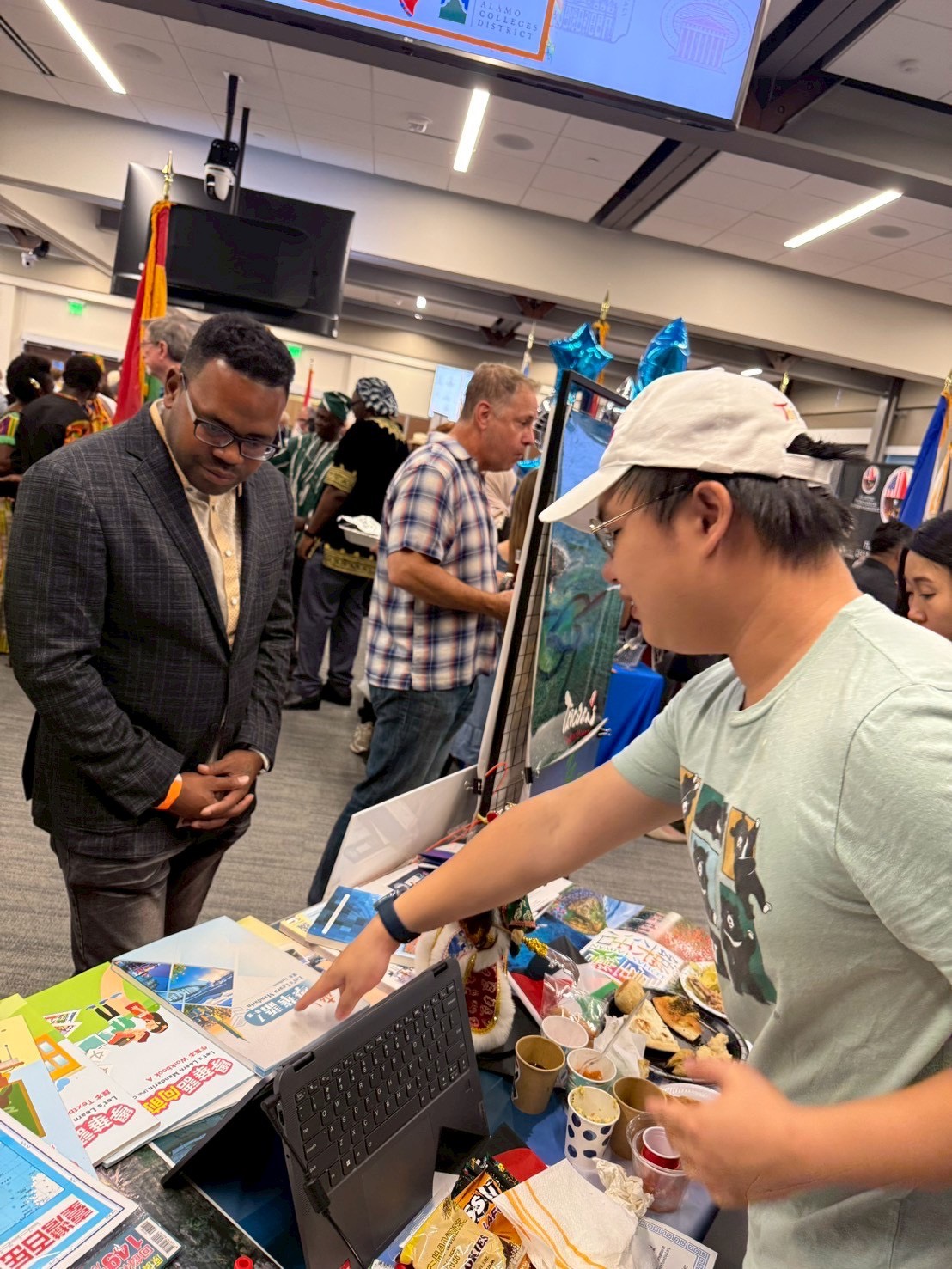 臺灣華語文學習中心教師向亞洲聯合會理事介紹TCML課程