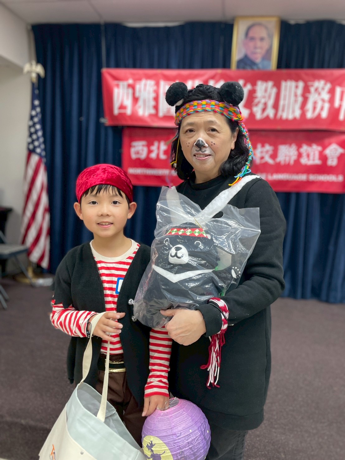 林惠伶會長贈送摸彩禮物