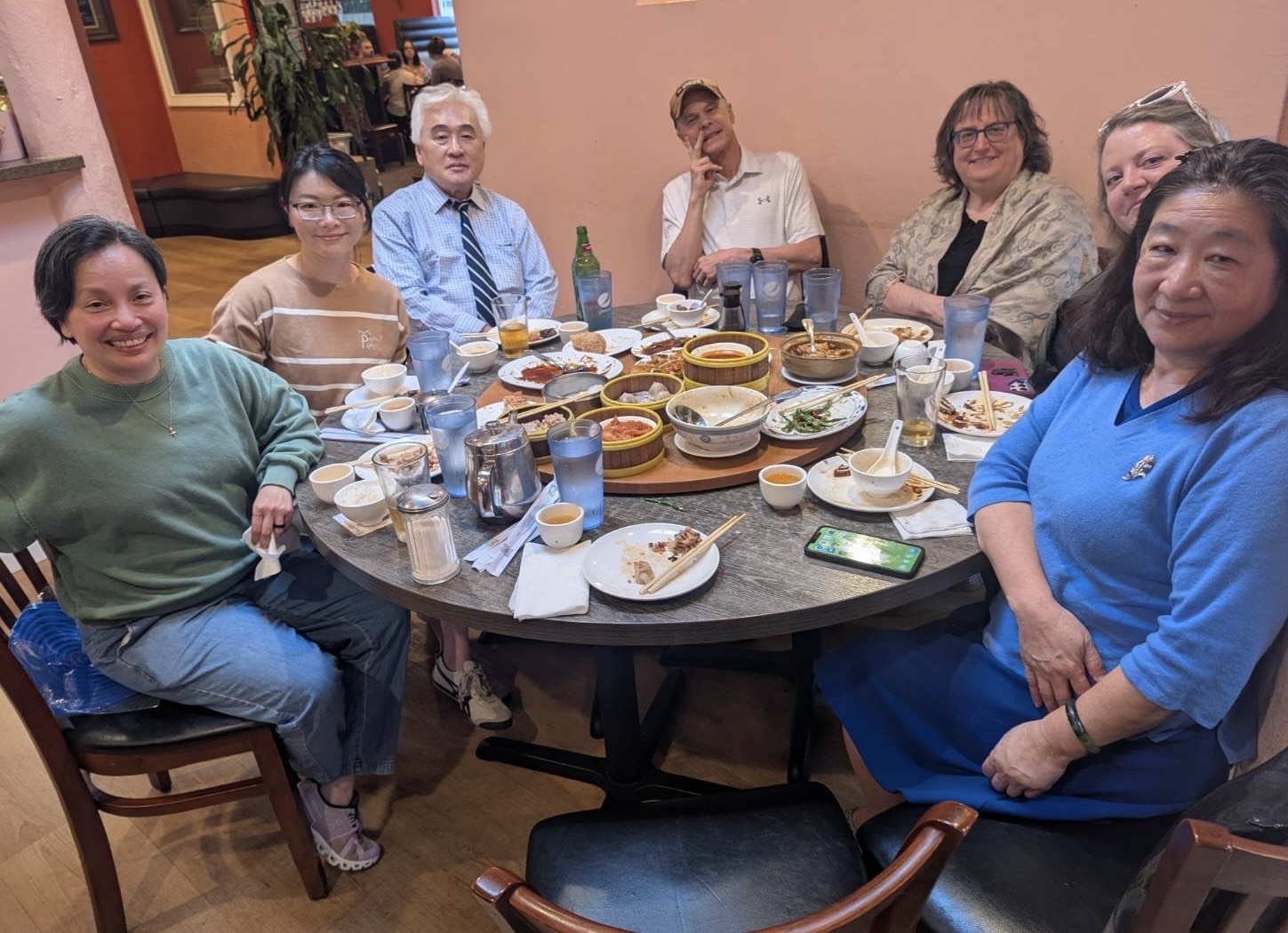 學員在餐廳體驗「說國語吃台菜」