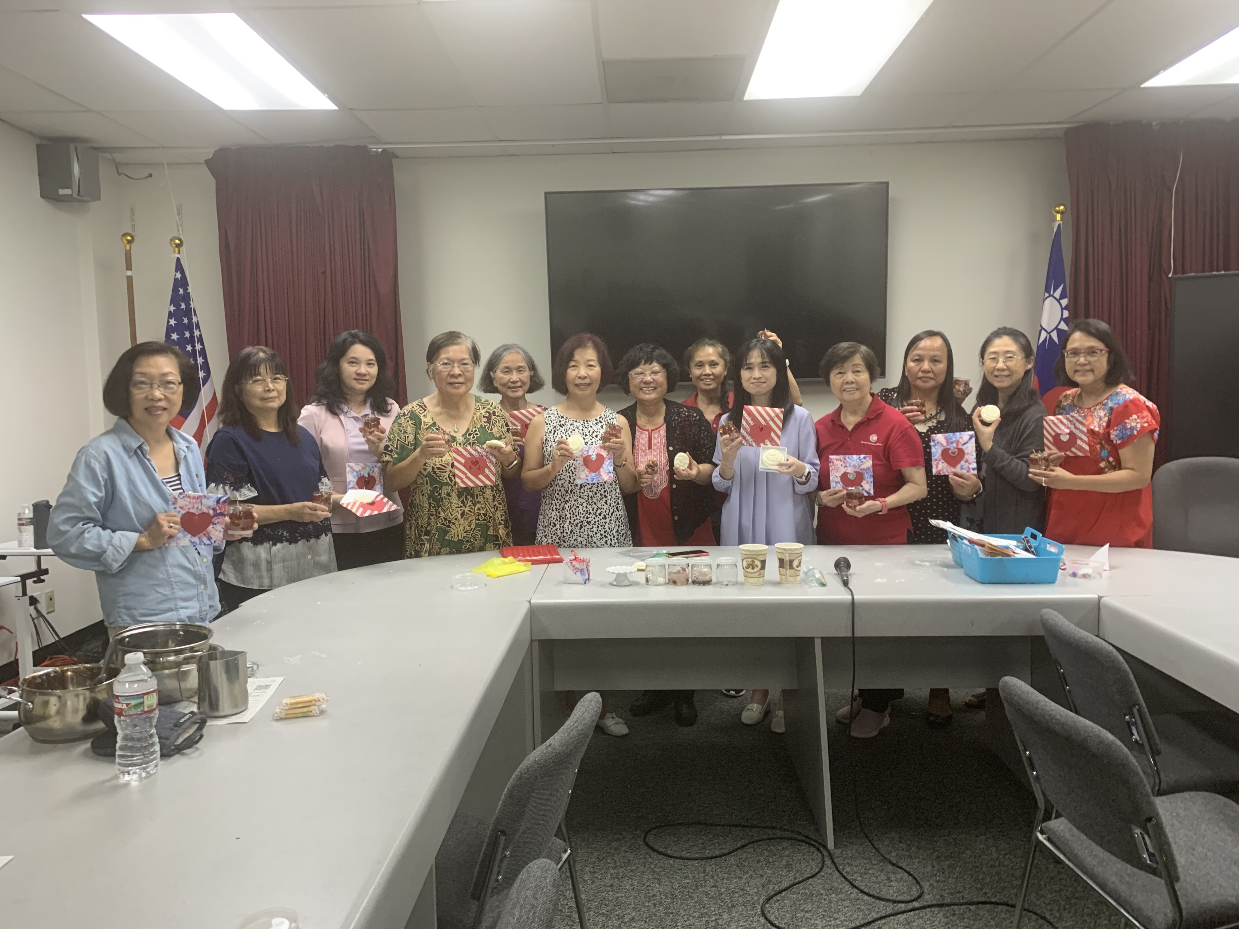 8月3日林貴美老師教授【透過手工學習中華文化】手製信封袋和奶茶蠟燭，學員們興奮地手捧作品與講員合影