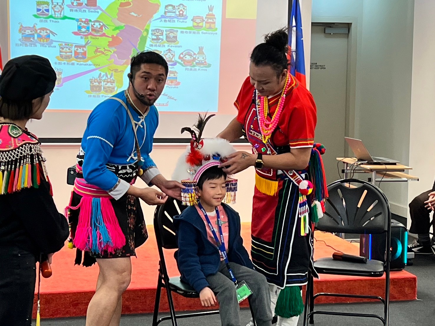 學生展示原住民族服裝