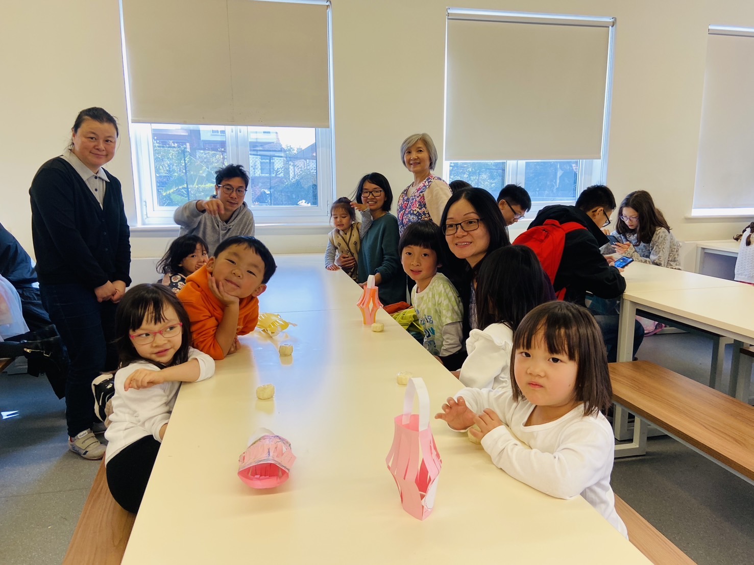 幼兒班學生有家長陪伴