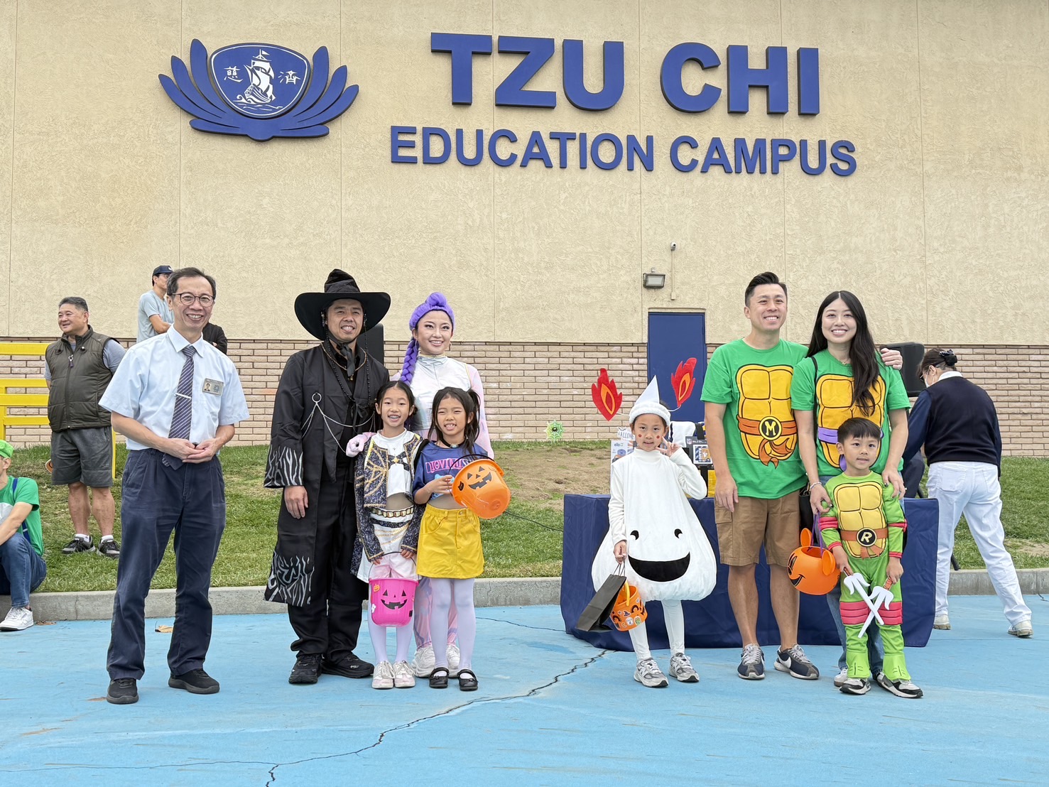 校長獎勵穿著環保的裝扮，全家同樂