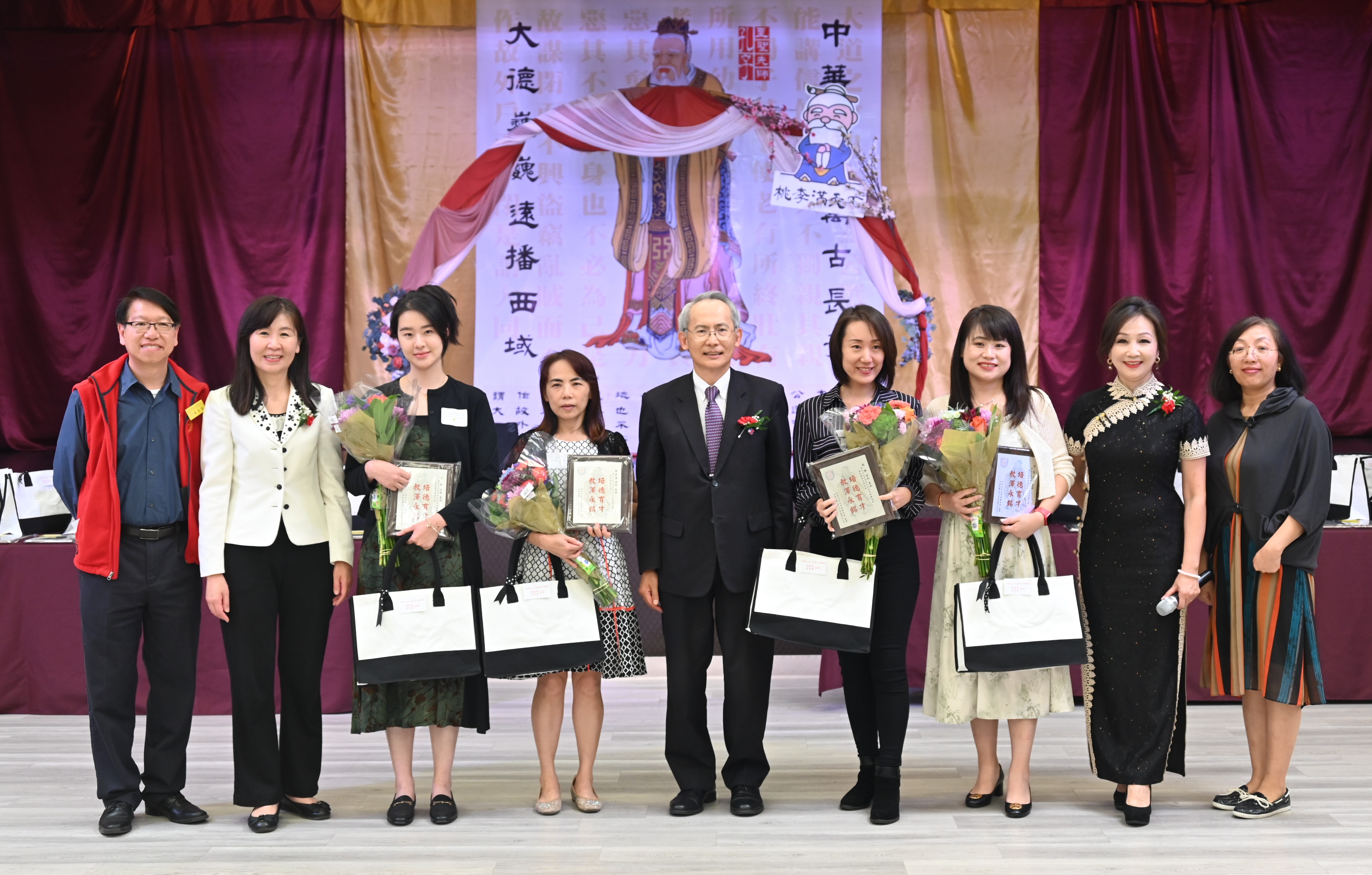 賴銘琪處長頒發獲獎證書致贈禮物給今年的優良教師們