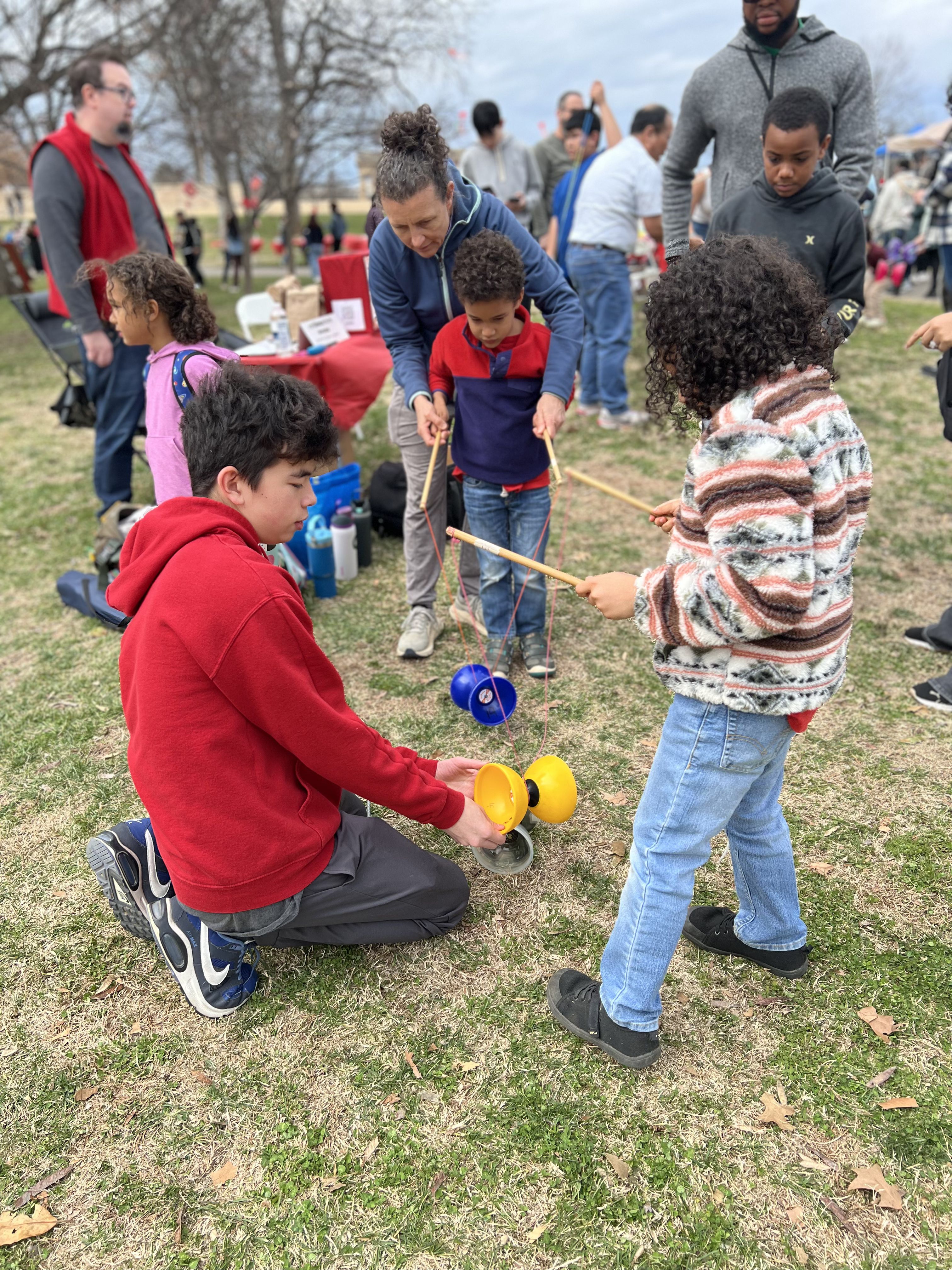 參與活動的小朋友在學校扯鈴隊的帶領下體驗扯鈴樂趣
