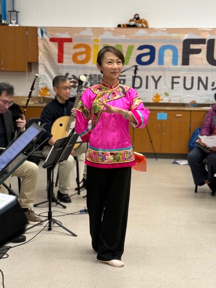 TCML初級班教師搭配樂團演 奏進⾏傳統舞蹈表演，讓現場觀眾有完整⽽豐富的視、聽體驗