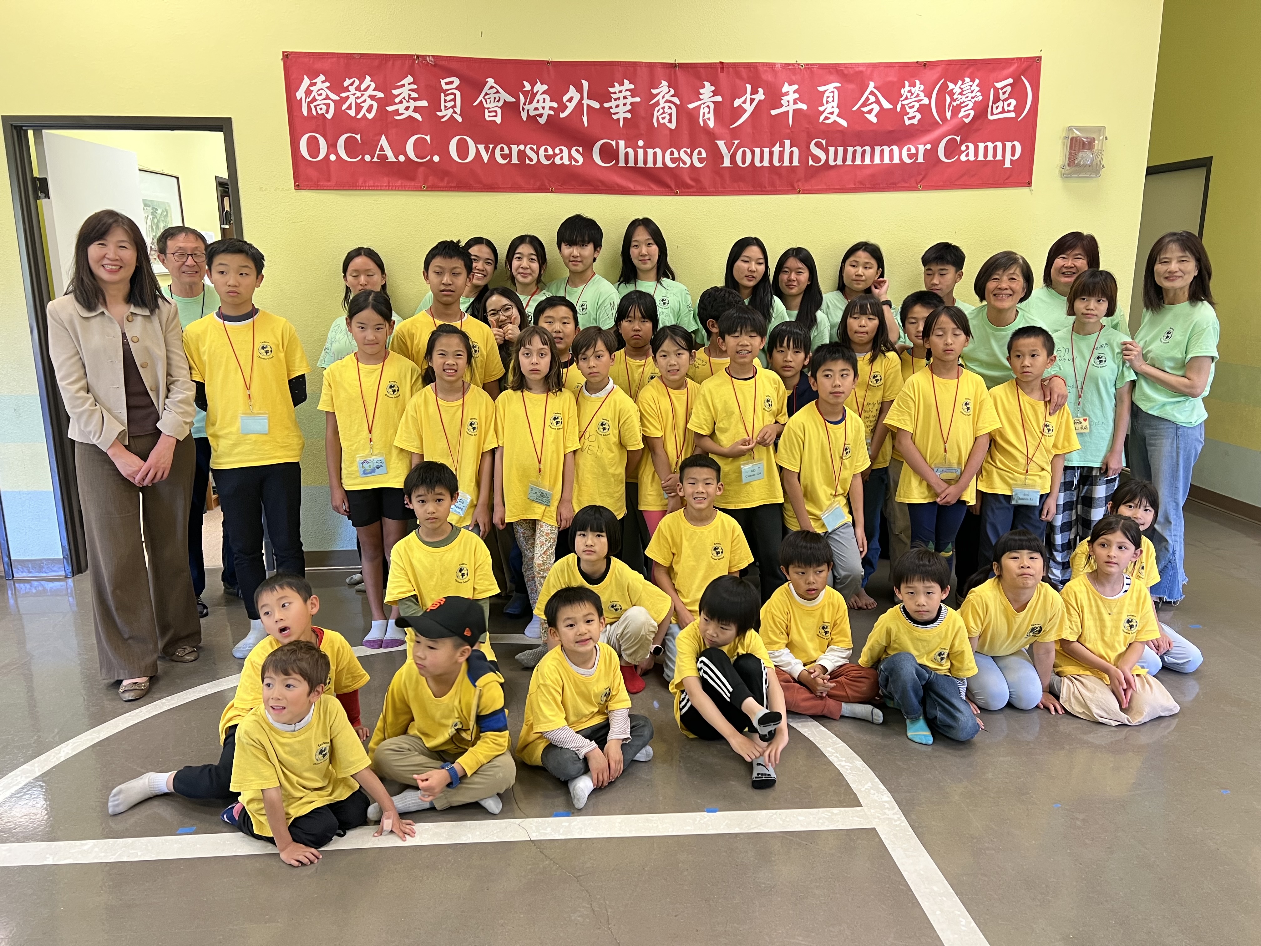 南灣華僑文教中心莊主任雅淑與學員老師及TA合照