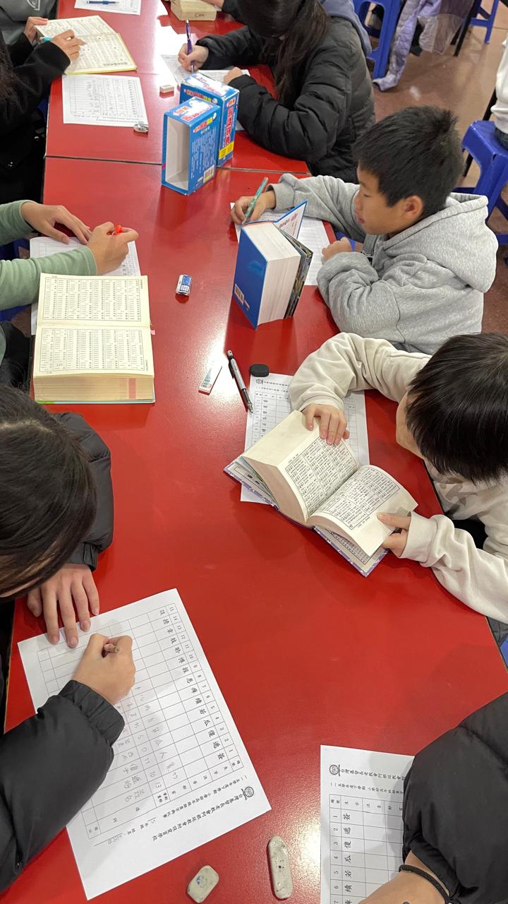 小學部小朋友們認真地查閱字典01