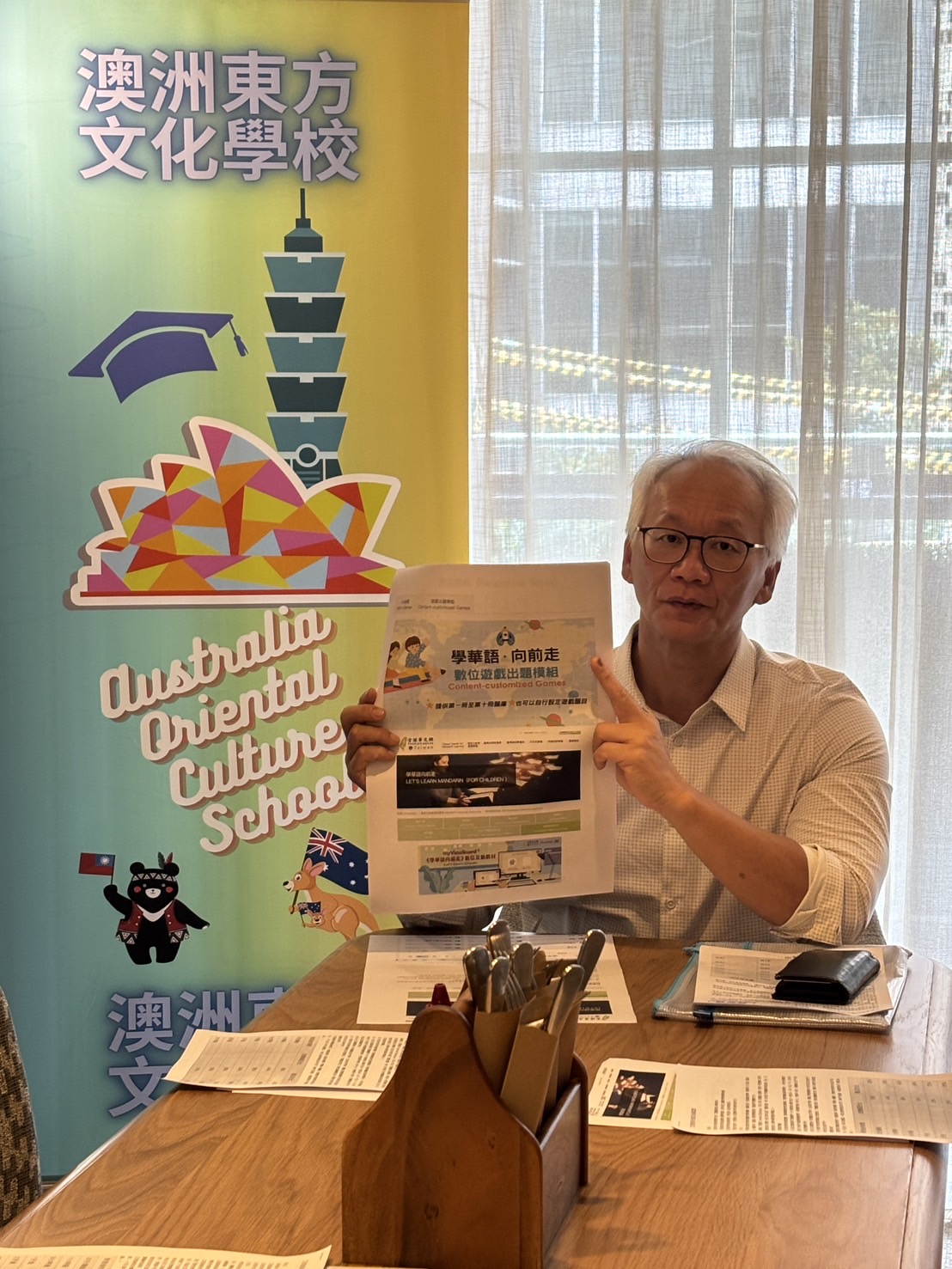 校長簡明輝分享全球華文網資源