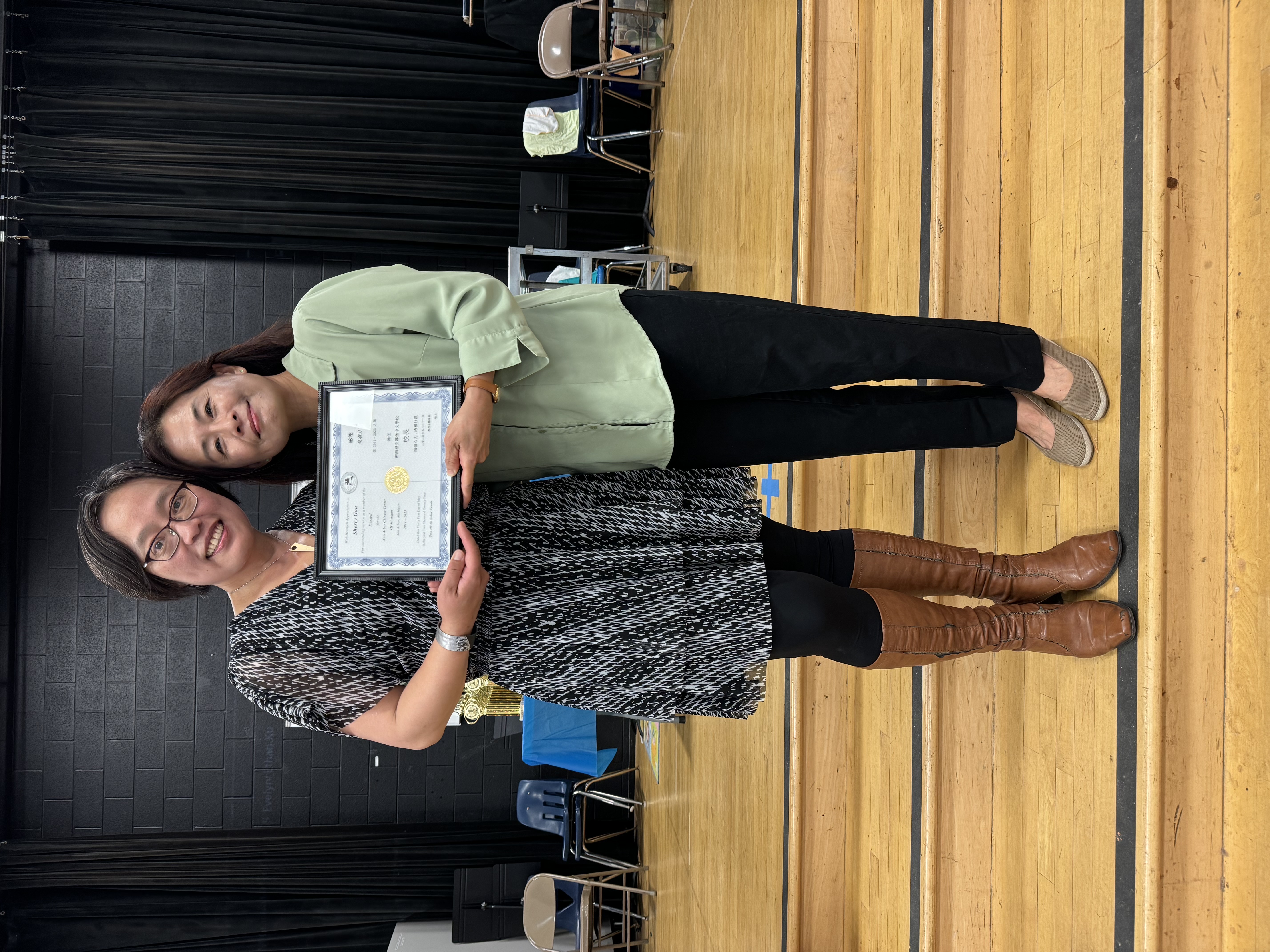 校長林欣如頒發感謝狀給僑務促進委員高淑芬，感謝過去擔任校長長達12年