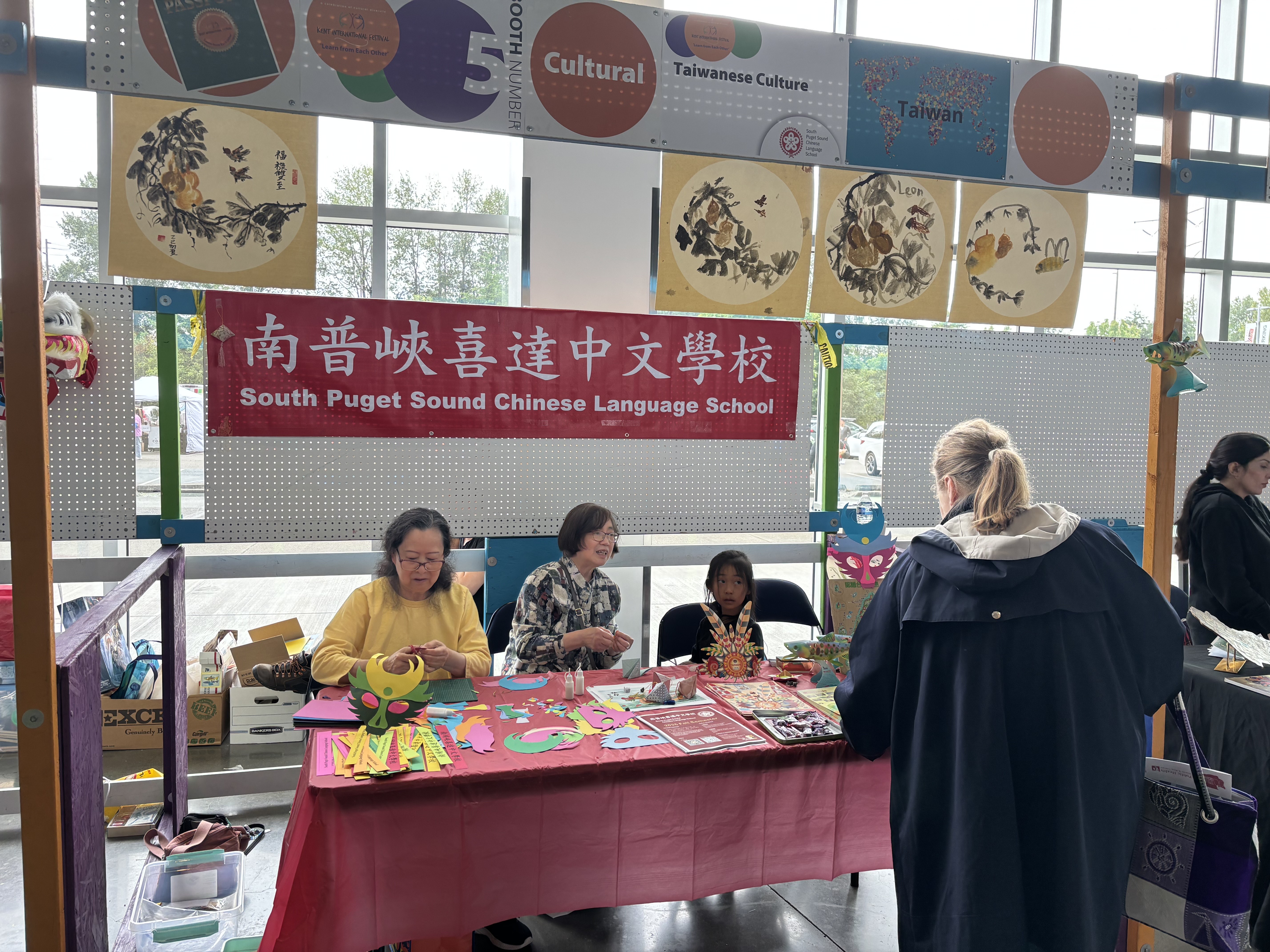 上午時段是高麗華老師的「龍船船頭面具」製作