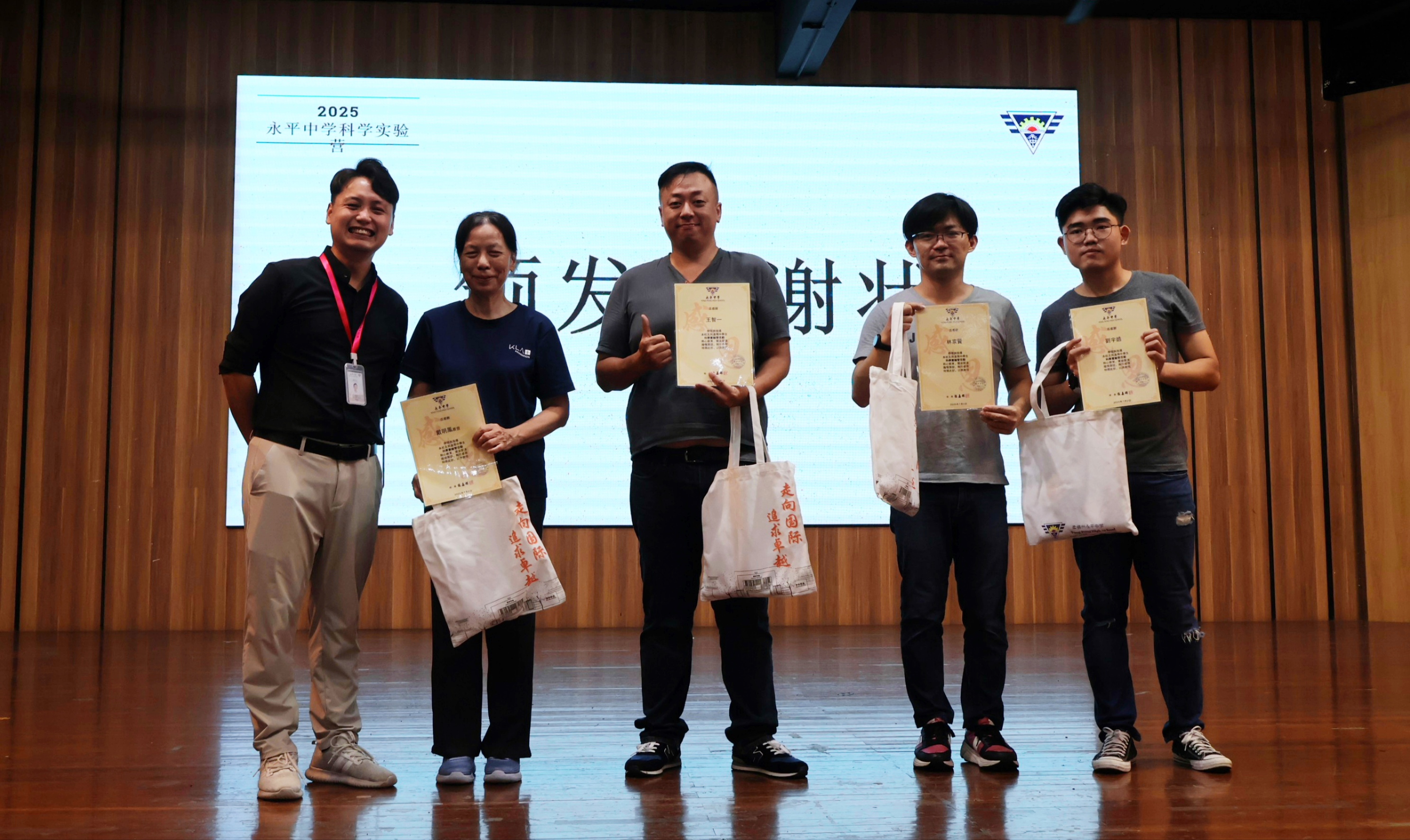 「光會寫code還不夠！」在演講中，戴教授提醒大家，編程固然重要，但沒有電子元件，就等於沒有「執行力」。想讓科技為生活服務，電路與元件的知識必須扎實掌握！