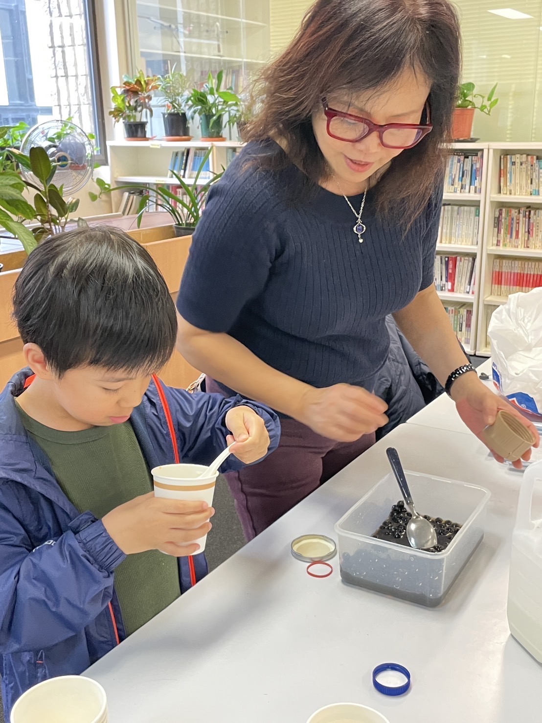 同學參與學習調製红糖珍珠奶下午茶。