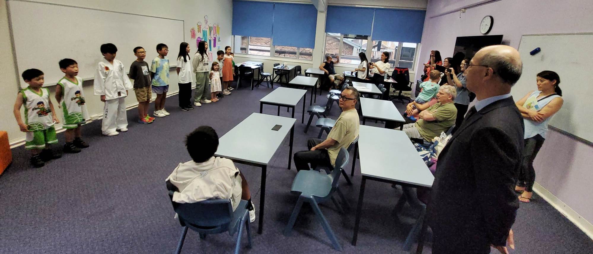 中華文化學校十三週年校慶，雪梨華僑文教服務中心施博祥主任參觀教室活動。