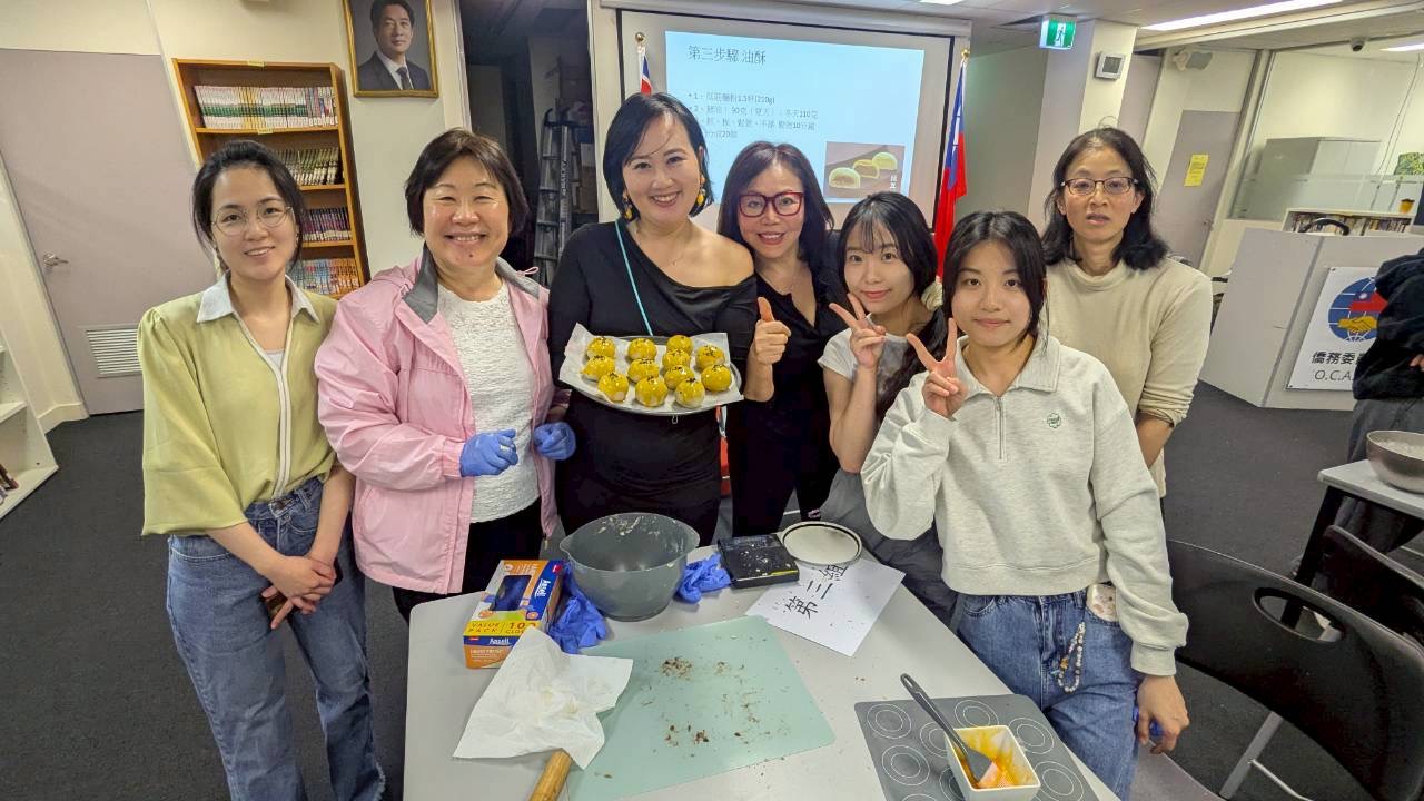 2、老師們把蛋黃酥做得非常專業