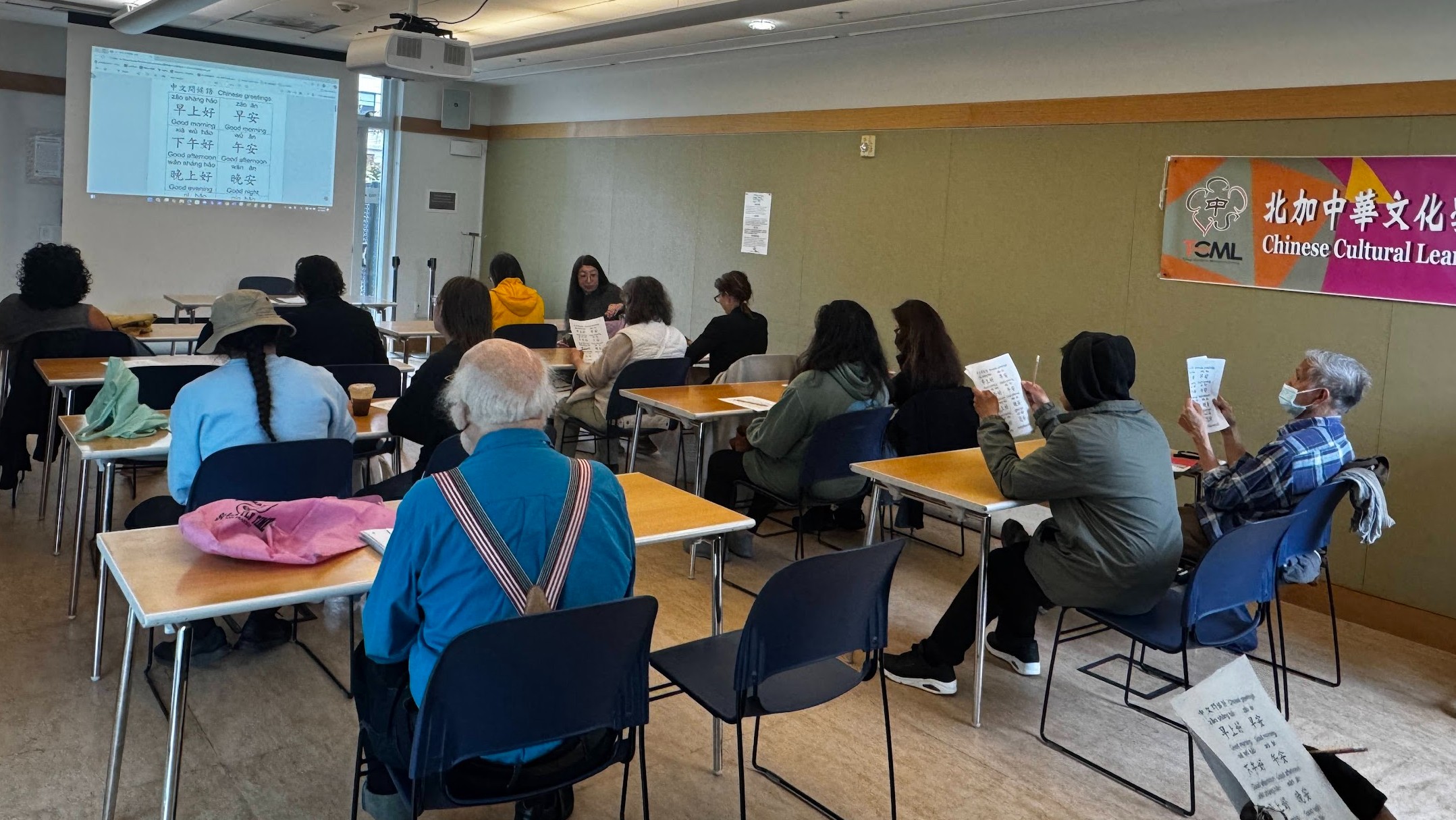 課堂內容涵蓋自我介紹、旅遊交流等實用主題，幫助學員在真實情境中靈活運用中文。