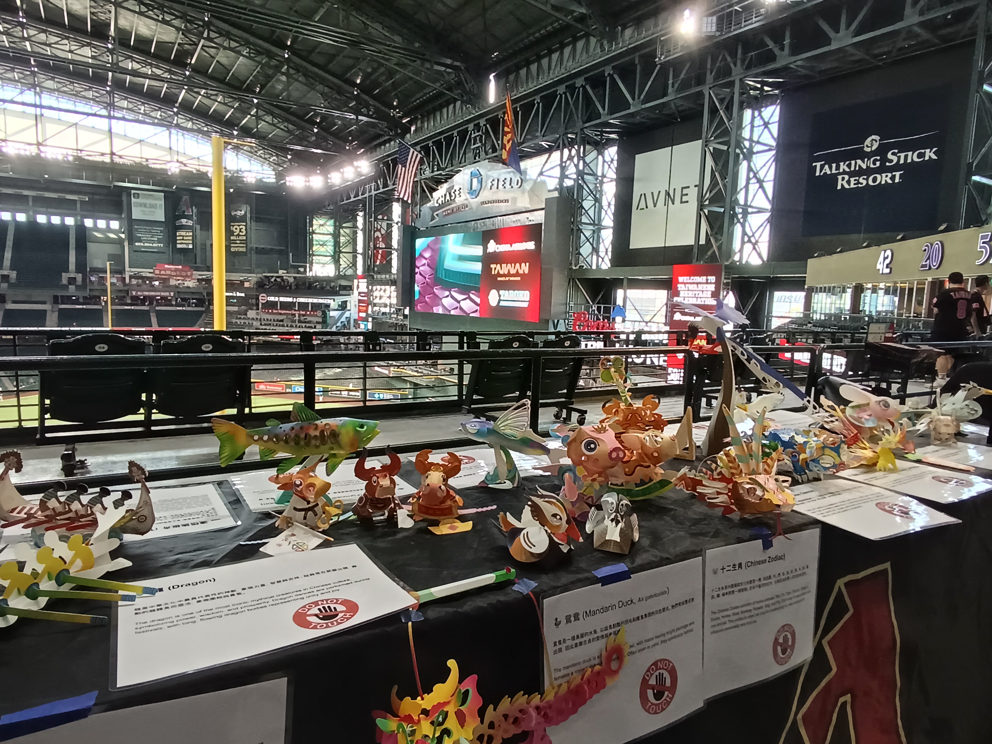 紙雕藝術大師洪新富老師的臺灣生態及傳統文化相關的互動紙雕藝術作品