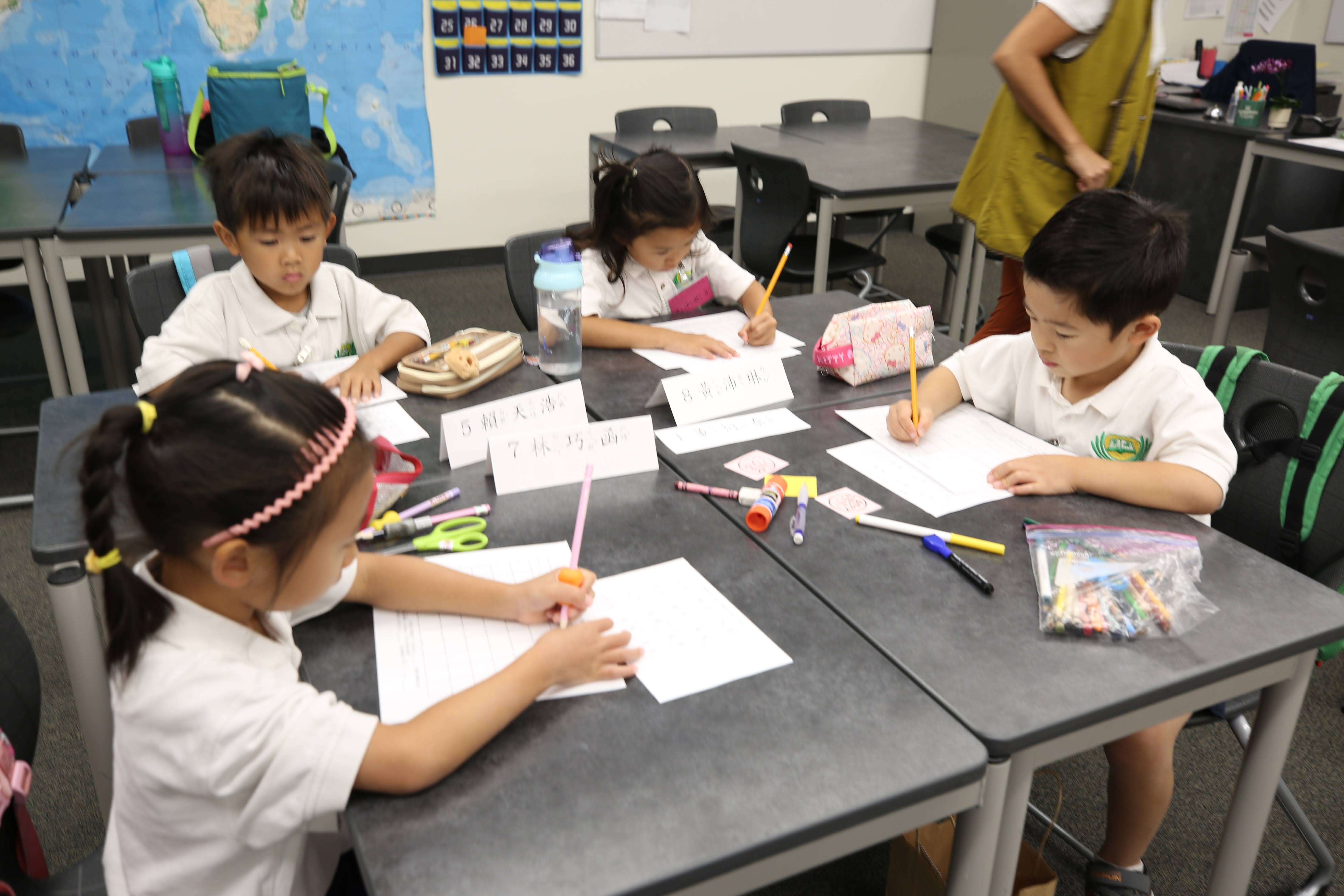 低年級學生非常專注的在寫字。