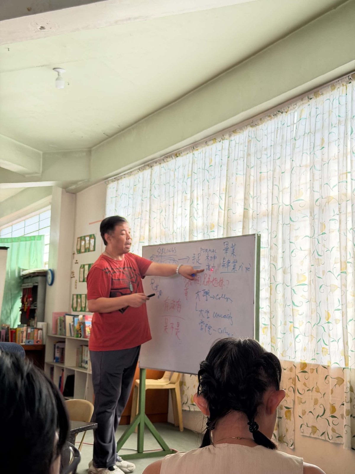 黃思華校長擔任講座，分享華語教學理念與實務經驗，協助學員建立基礎教學知能。