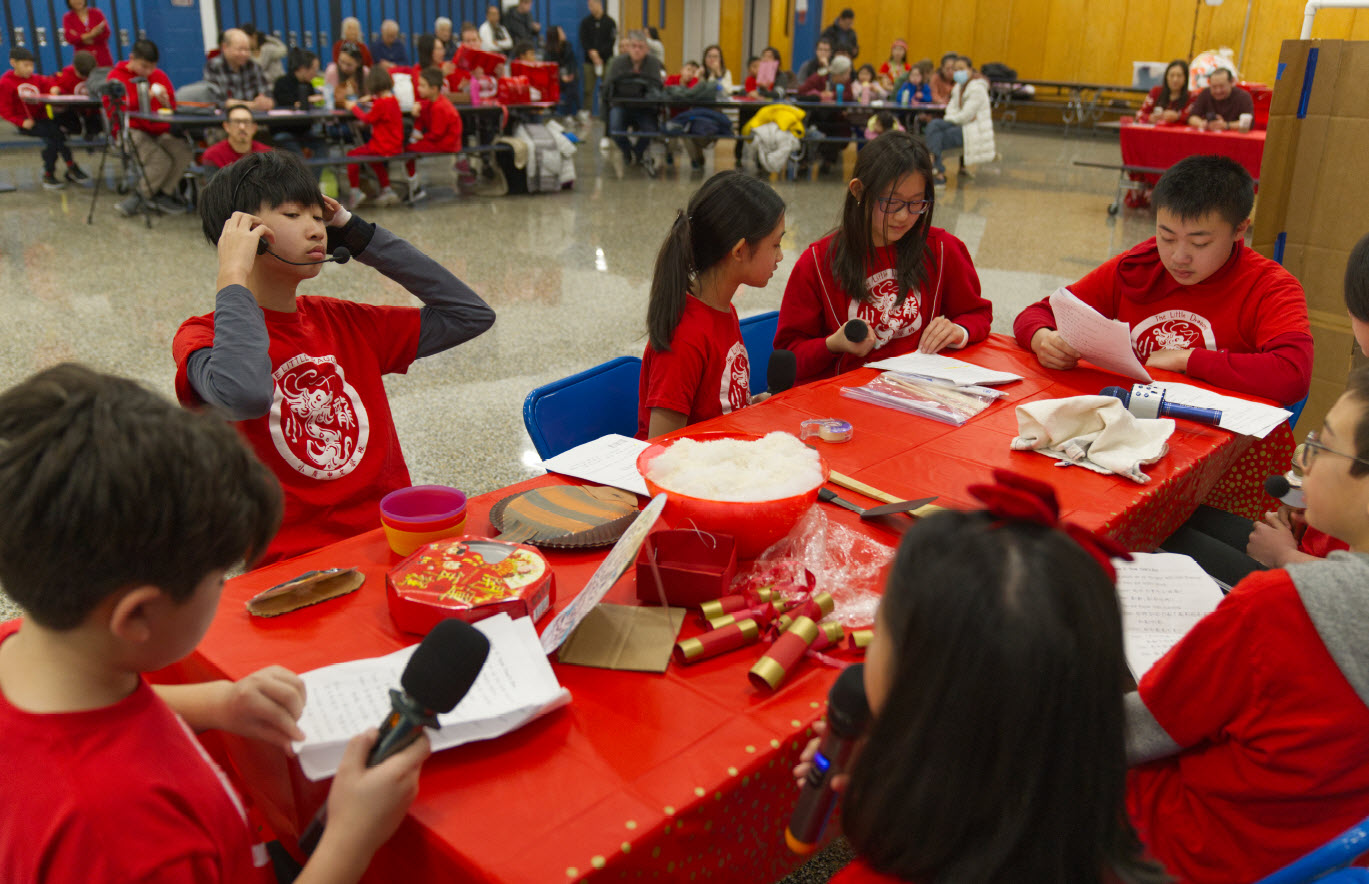 Amber老師帶領學生，用話劇的形式跟孩子們解釋過年習俗，滿滿的文化元素，帶著創新的傳承。