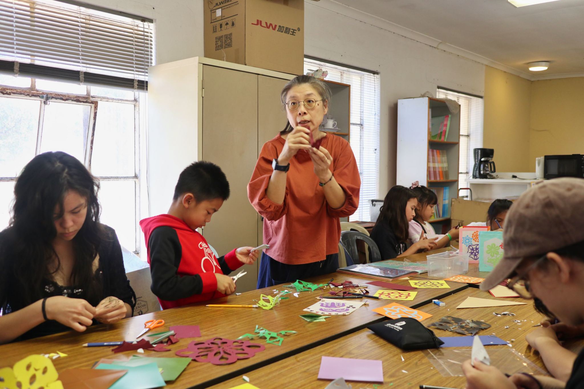 陳愛芬老師示範剪窗花