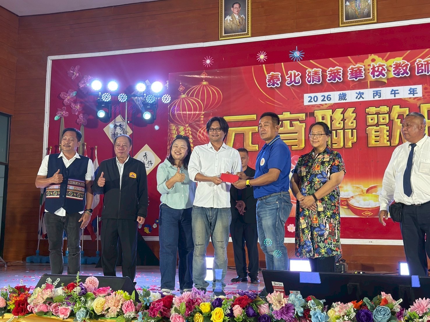 頒發卡拉OK歌唱比賽優勝者獎金