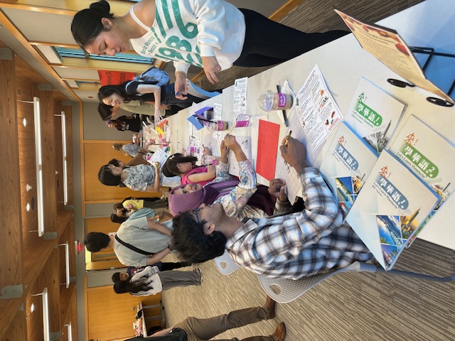 教師與志工帶領民眾學習基本華語問候語，介紹臺灣華語中心課程資訊