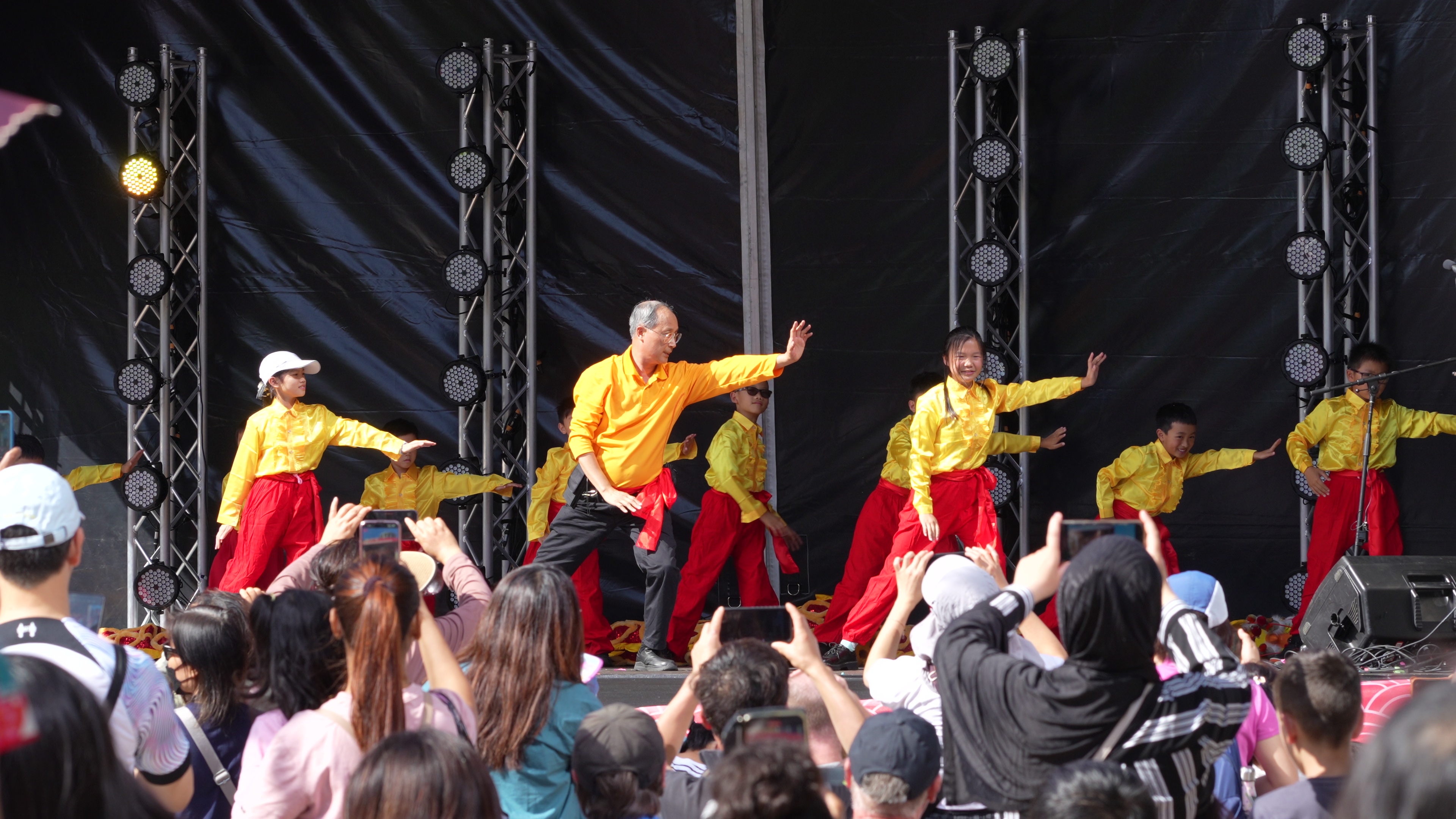 澳洲中華文化學校師生表演《大地和風拳》